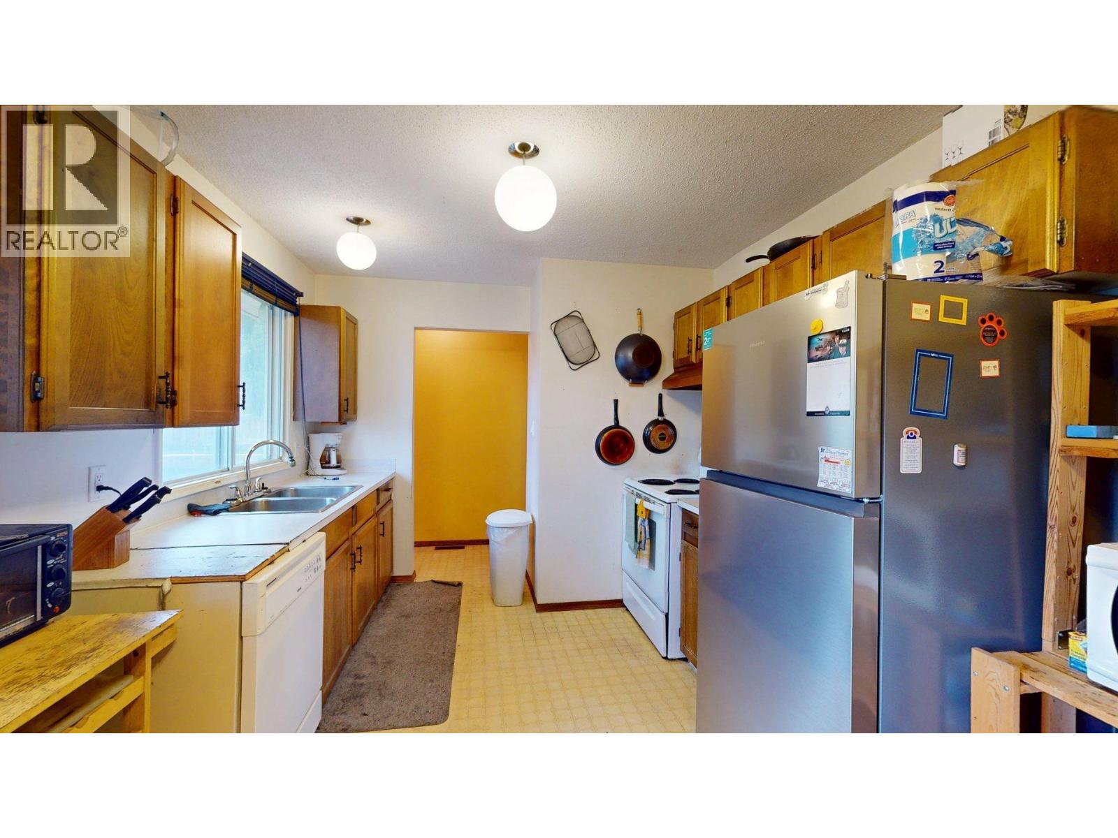 2016 Alder Street, Elkford, British Columbia  V0B 1H0 - Photo 10 - 10358055