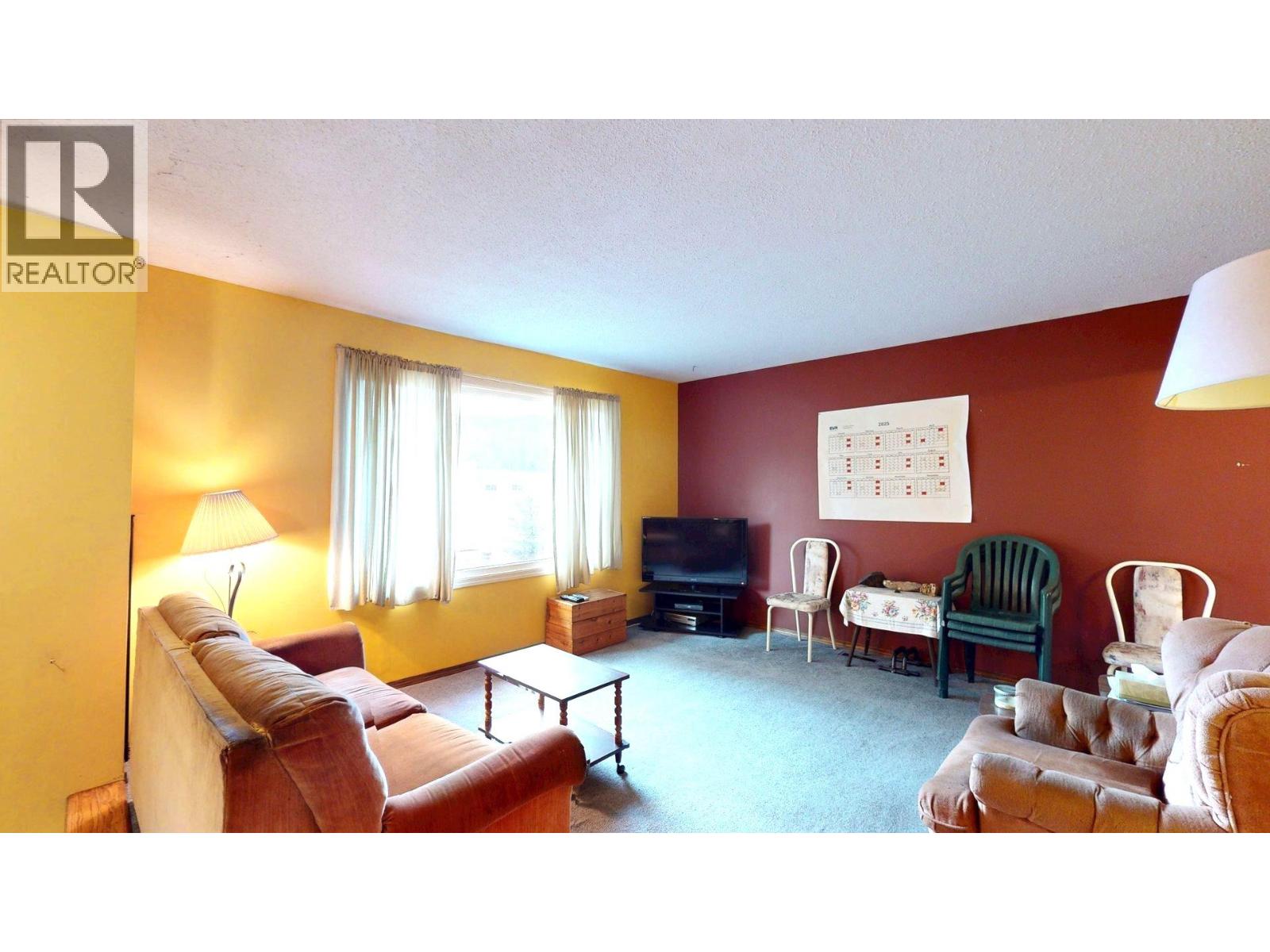 2016 Alder Street, Elkford, British Columbia  V0B 1H0 - Photo 4 - 10358055