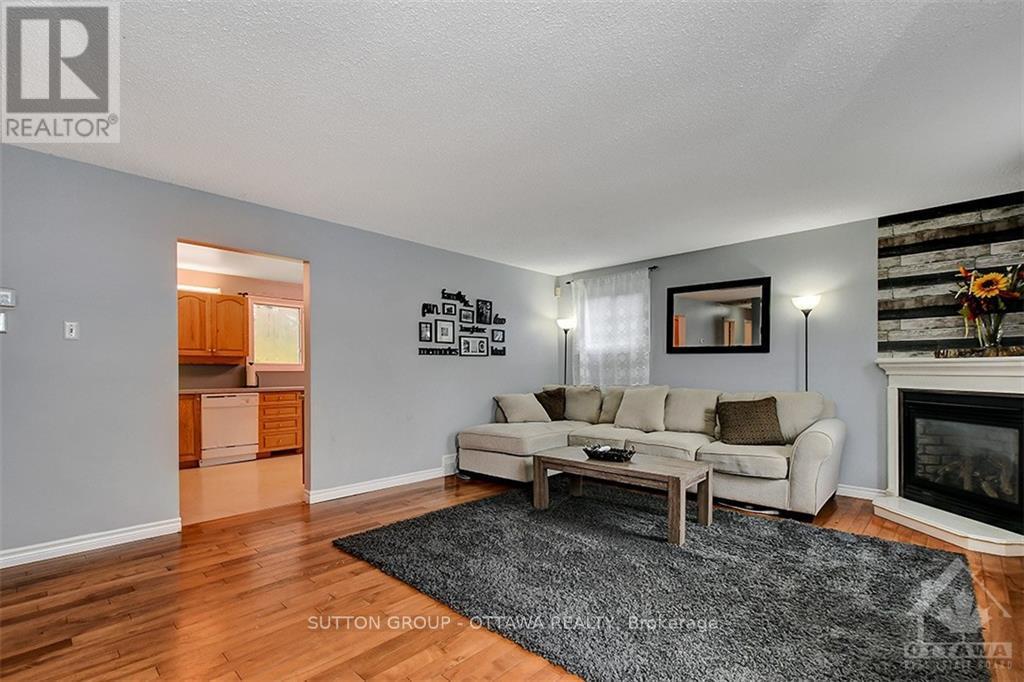 20 Dundegan Drive, Ottawa, Ontario  K2L 1P8 - Photo 3 - X12358401
