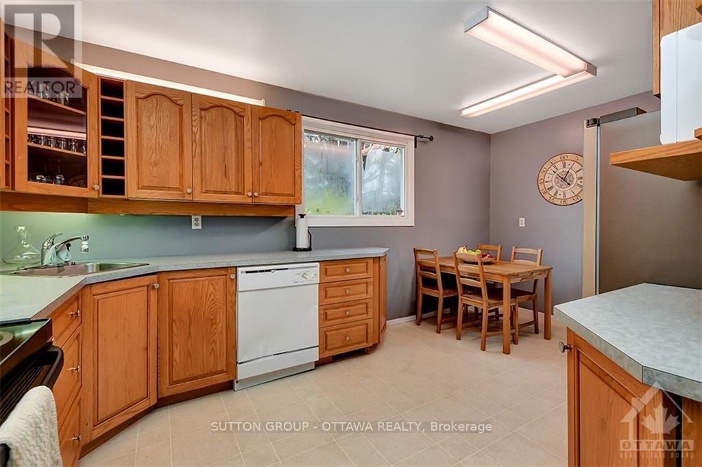 20 Dundegan Drive, Ottawa, Ontario  K2L 1P8 - Photo 5 - X12358401