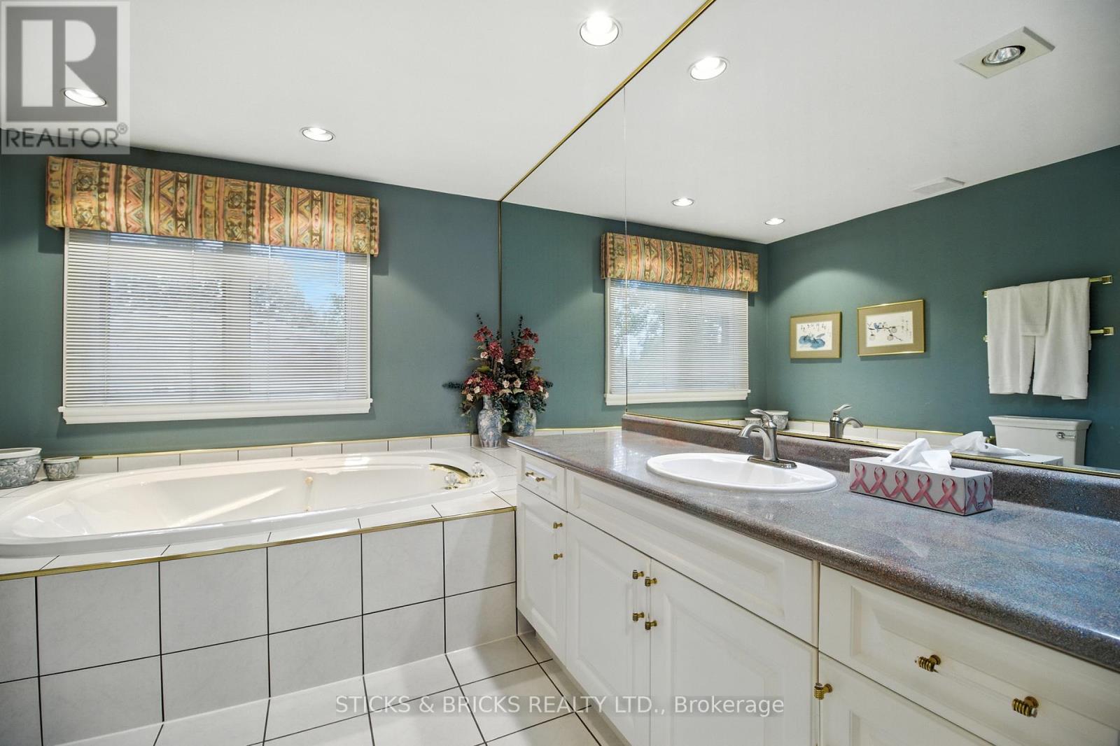 16 - 4667 Portage Road W, Niagara Falls, Ontario  L2E 6A9 - Photo 23 - X12272763