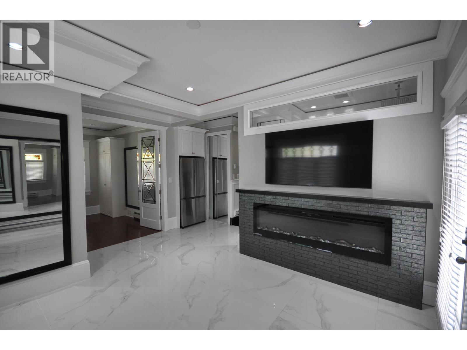 7505 Kingsway, Burnaby, British Columbia  V3N 3C1 - Photo 2 - R3039588