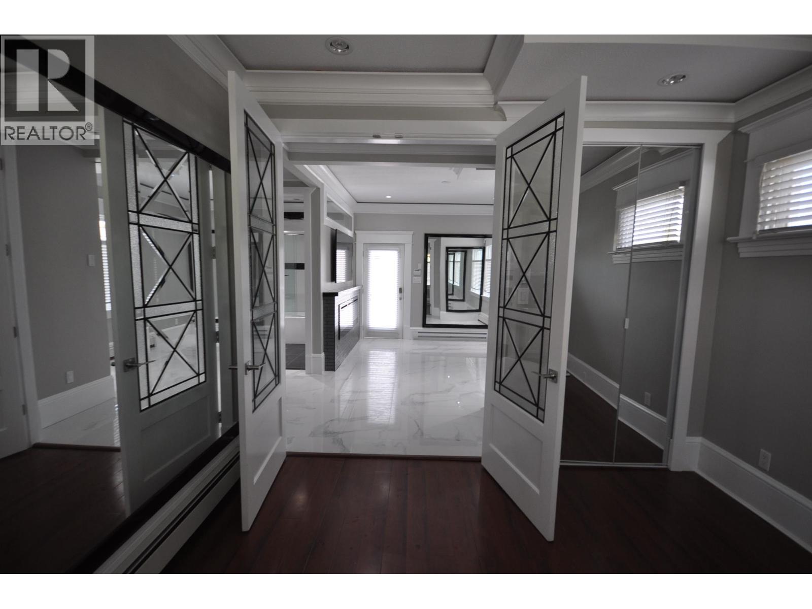 7505 Kingsway, Burnaby, British Columbia  V3N 3C1 - Photo 3 - R3039588