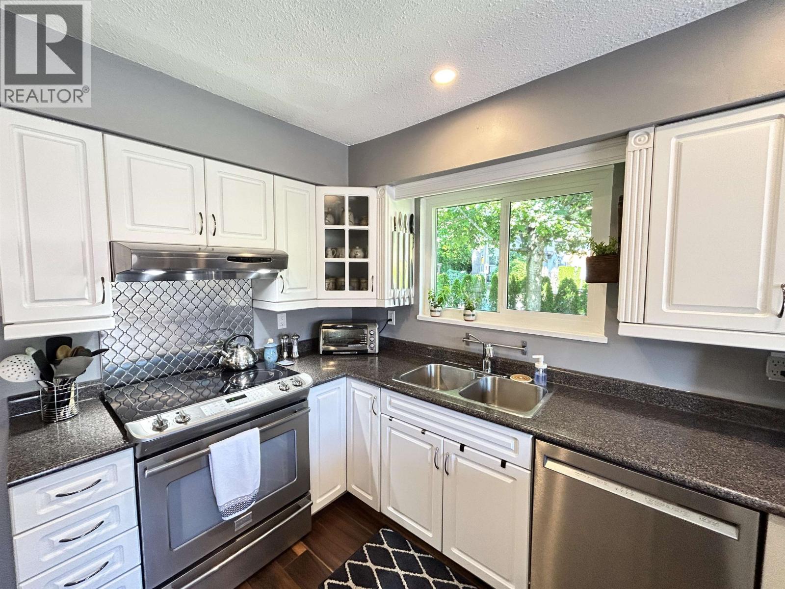 Property at 1798 GARDEN AVENUE image 5