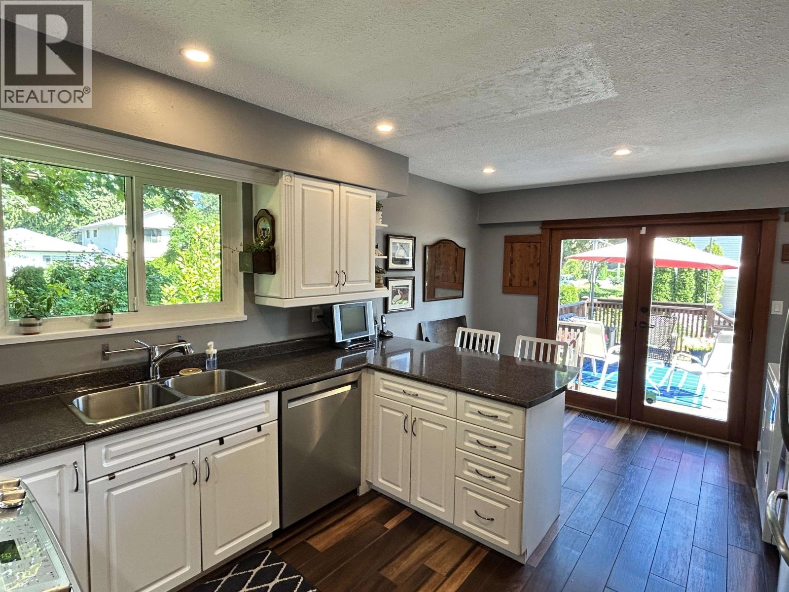 Property at 1798 GARDEN AVENUE image 4