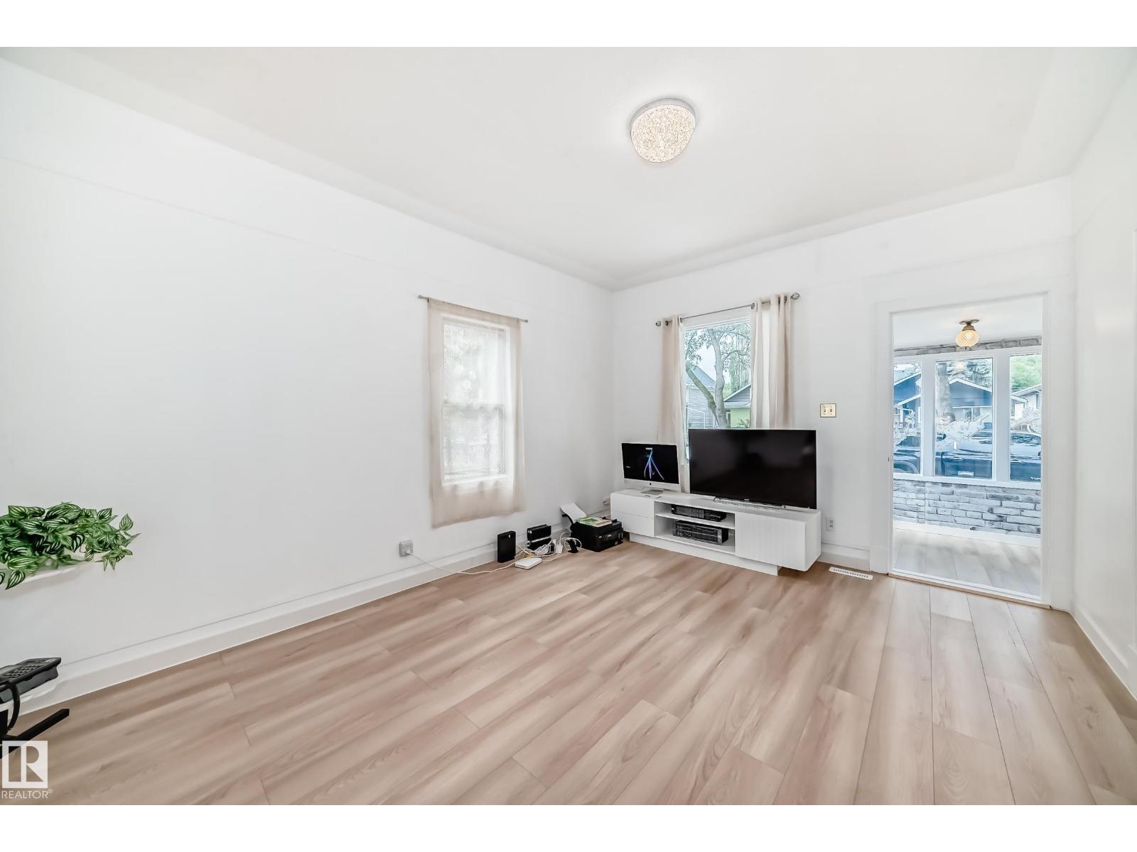 Property at 11331 92 ST NW image 5