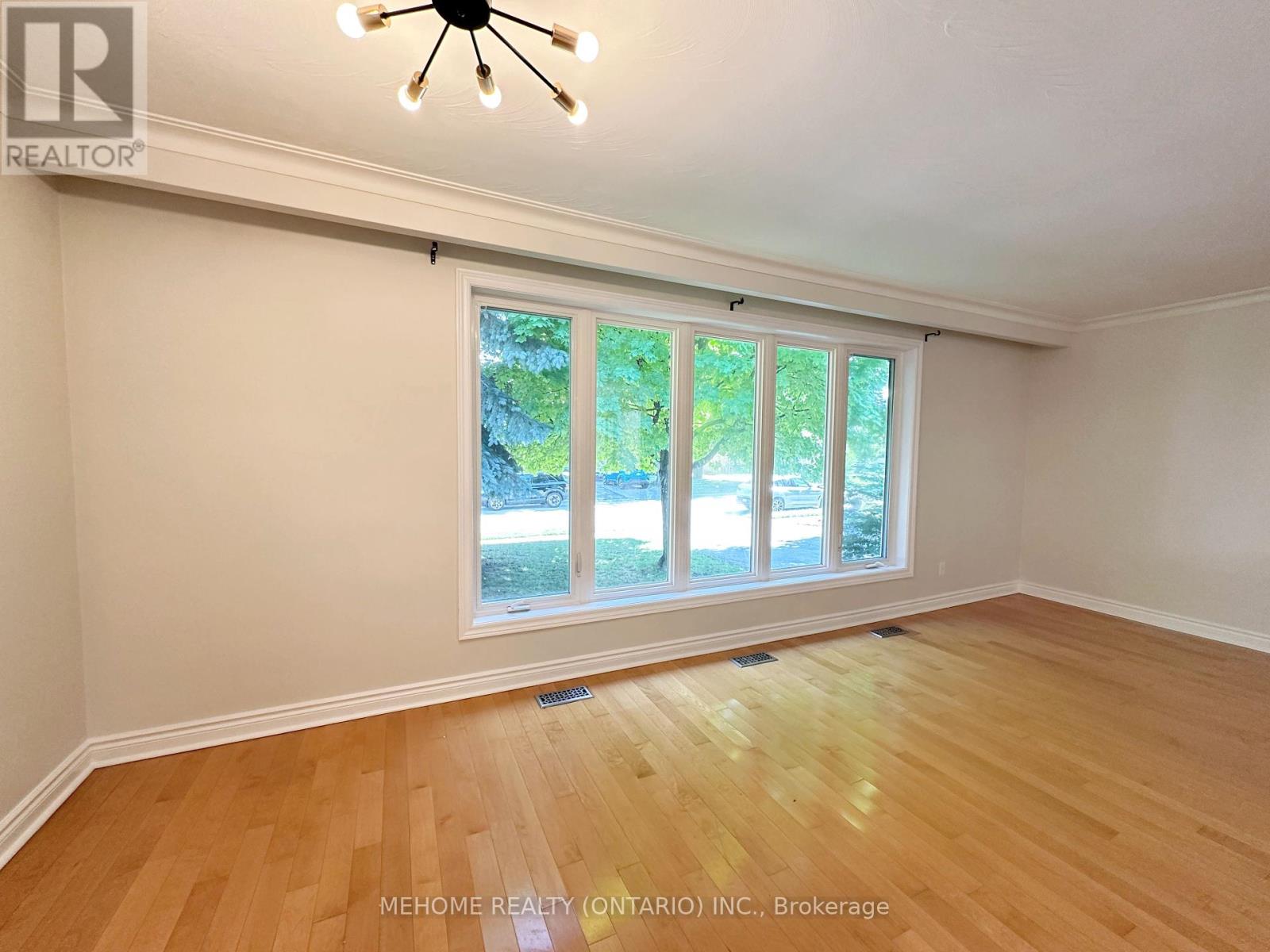 Property at 493 LYNETT CRESCENT image 4
