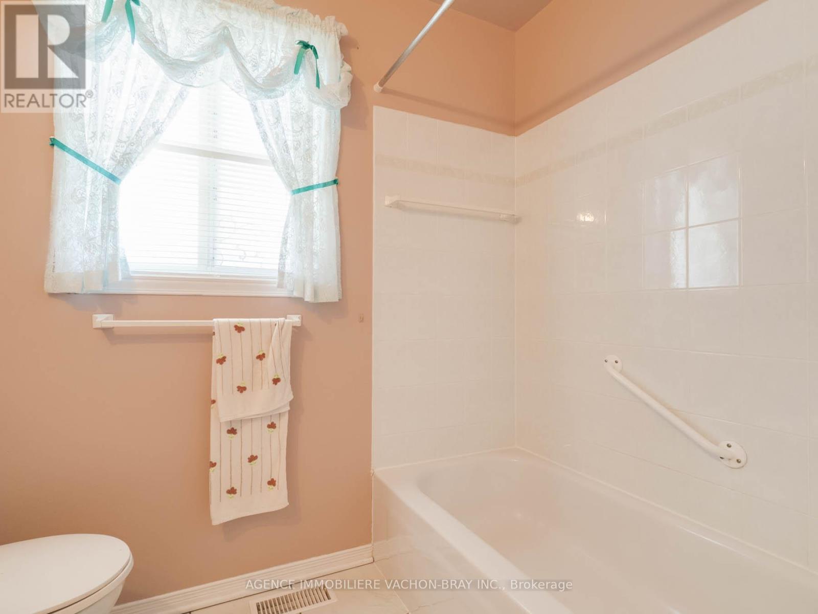 53 Sandfield Avenue N, North Glengarry, Ontario  K0C 1A0 - Photo 13 - X12332915