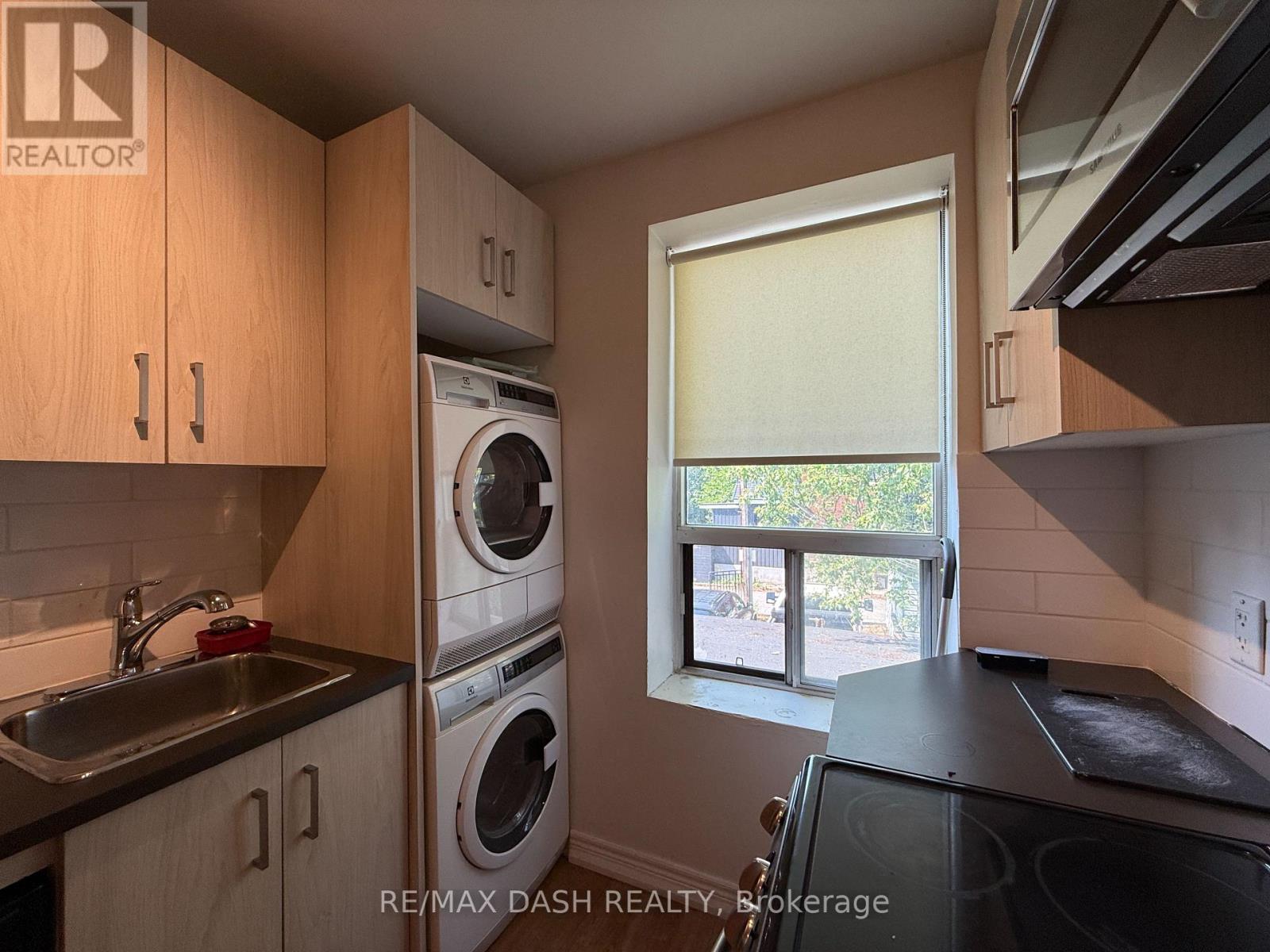 Upper - 2471 Dundas Street W, Toronto, Ontario  M6P 1X3 - Photo 3 - W12358566