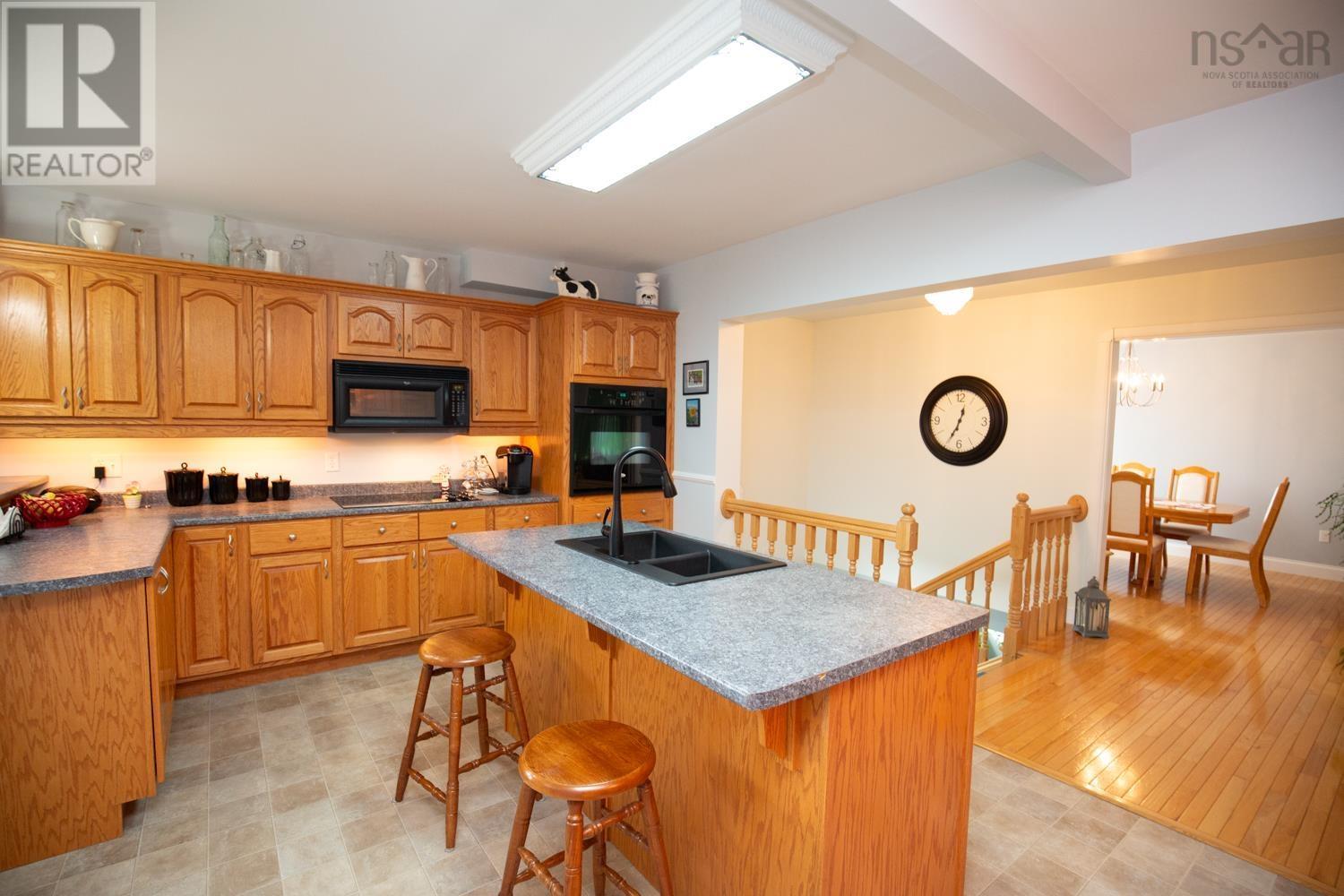489 Salmon River Road, Valley, Nova Scotia  B6L 4E7 - Photo 4 - 202514894