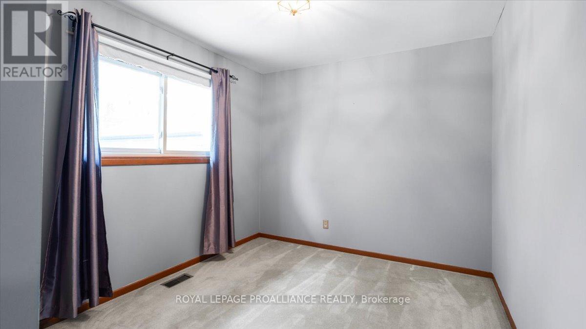 14 Connolly Avenue, Quinte West, Ontario  K8V 5T4 - Photo 10 - X12358671