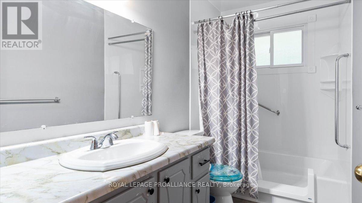 14 Connolly Avenue, Quinte West, Ontario  K8V 5T4 - Photo 13 - X12358671