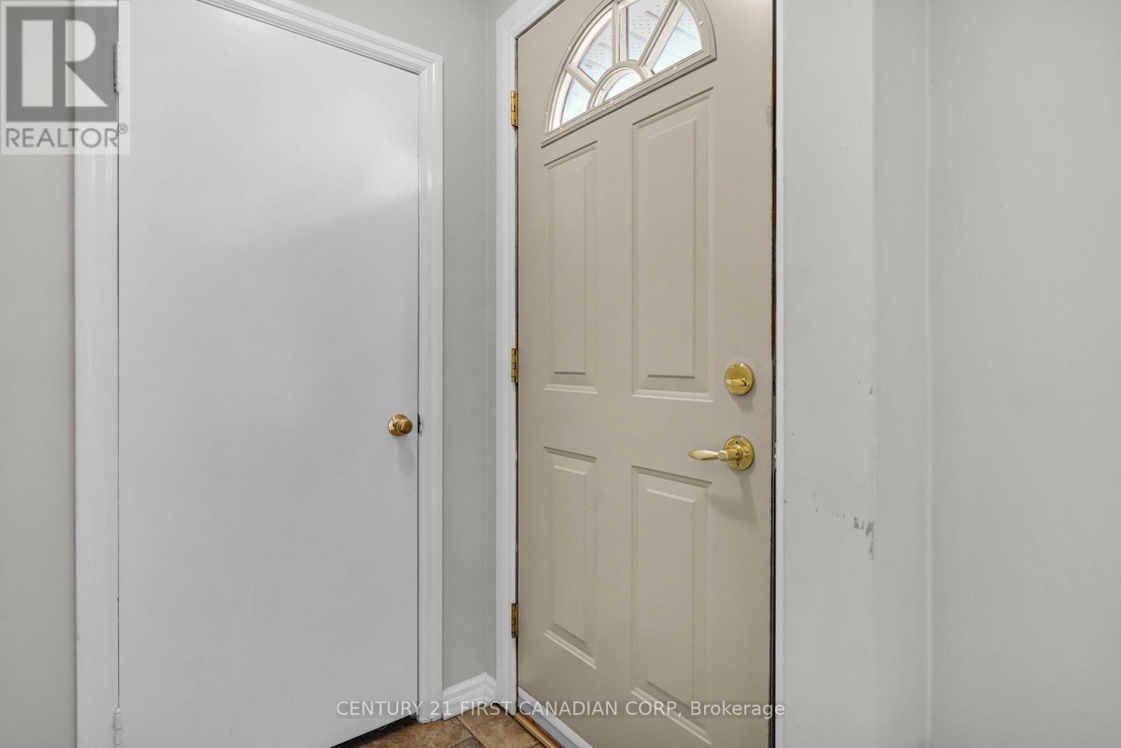 Upper - 638 Tennent Avenue, London North, Ontario  N5X 1L6 - Photo 13 - X12358655