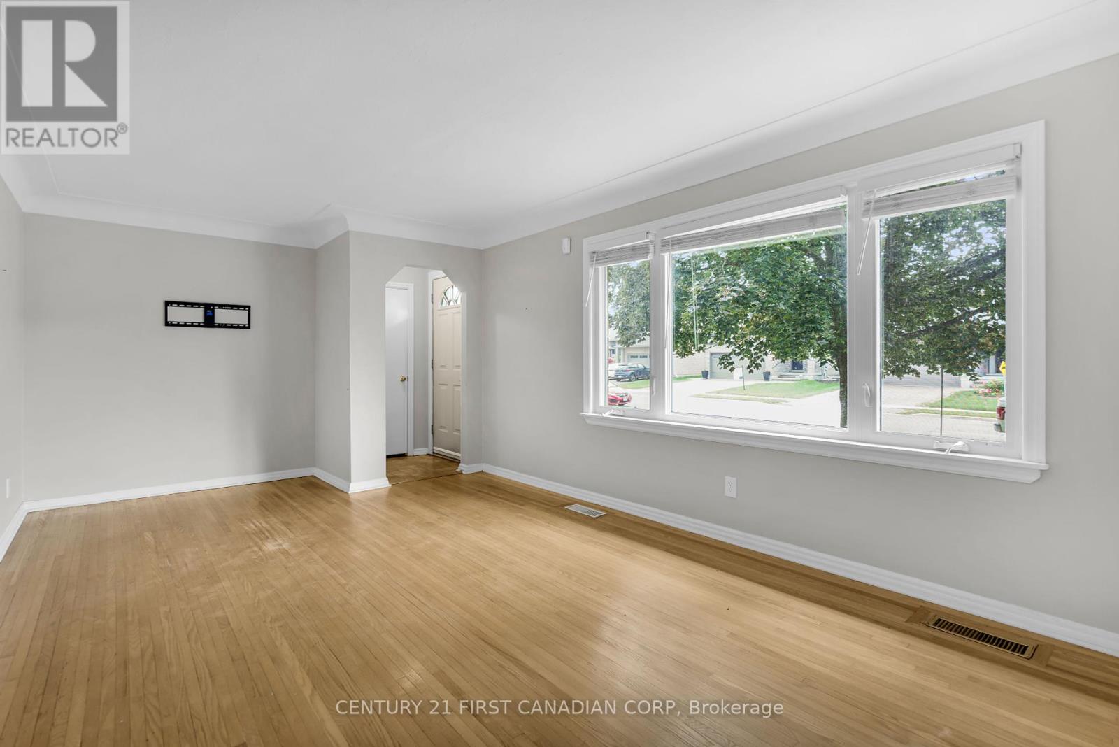 Upper - 638 Tennent Avenue, London North, Ontario  N5X 1L6 - Photo 16 - X12358655