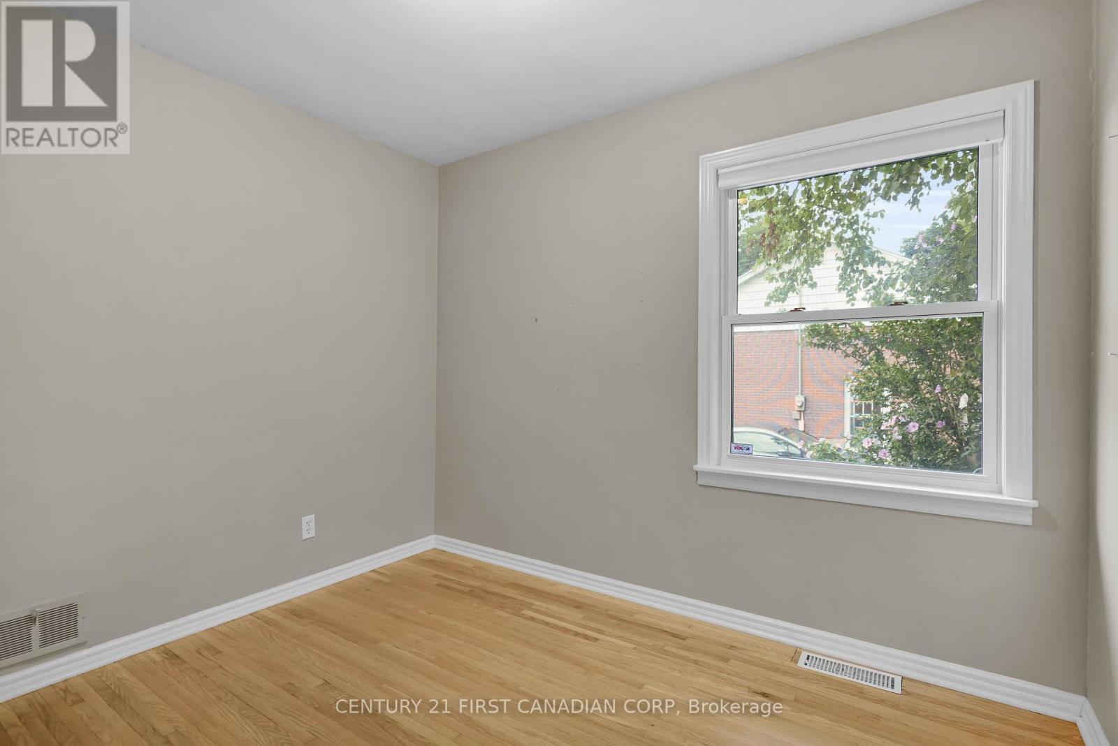 Upper - 638 Tennent Avenue, London North, Ontario  N5X 1L6 - Photo 27 - X12358655