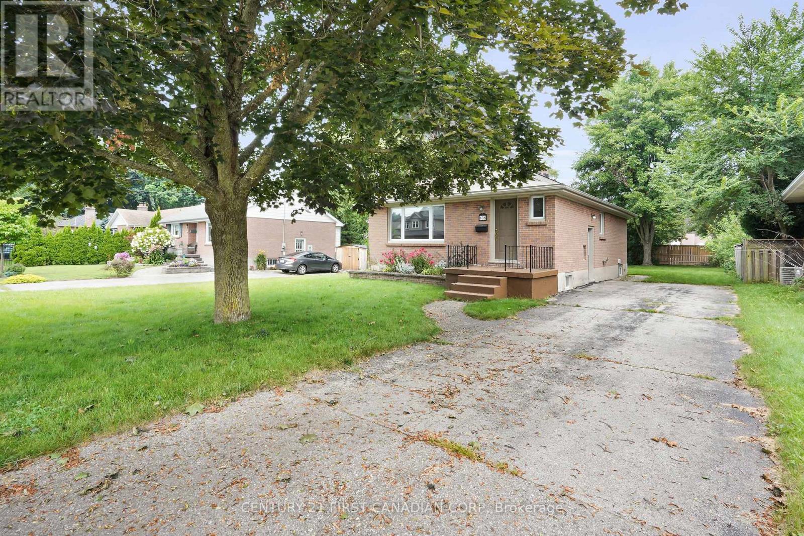 Upper - 638 Tennent Avenue, London North, Ontario  N5X 1L6 - Photo 4 - X12358655