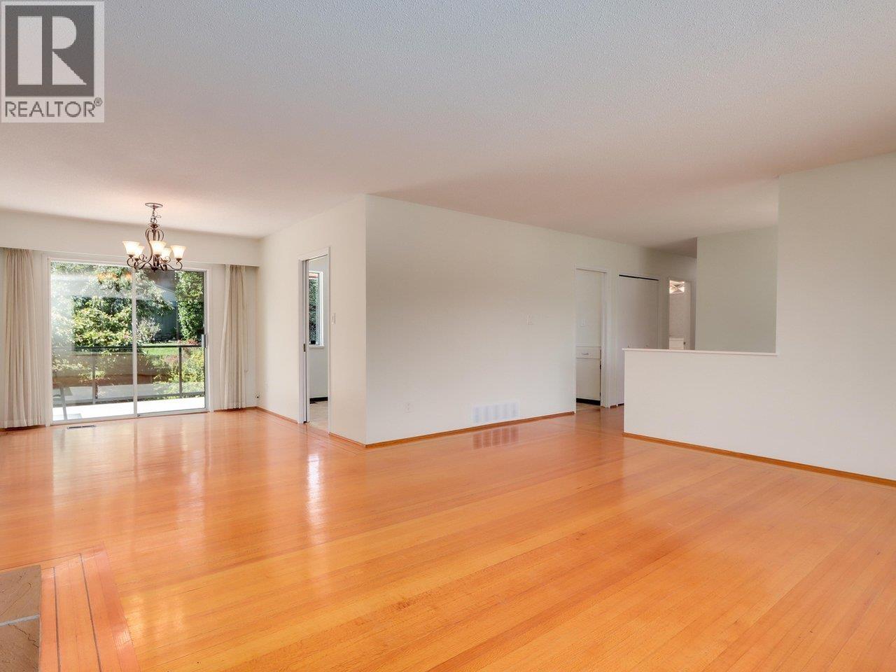 893 Huntingdon Crescent, North Vancouver, British Columbia  V7G 1M4 - Photo 5 - R3039269