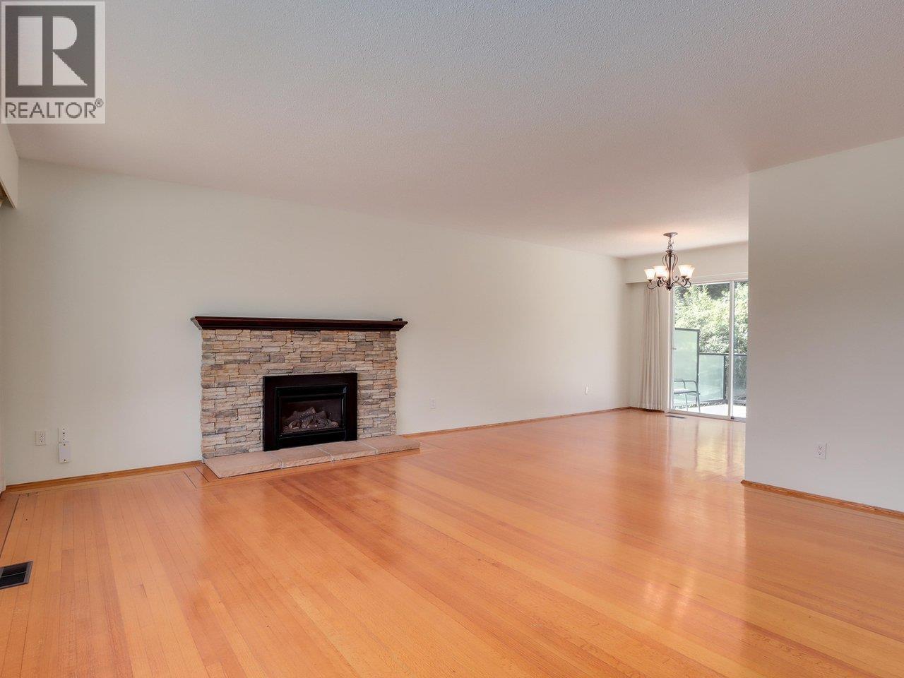 893 Huntingdon Crescent, North Vancouver, British Columbia  V7G 1M4 - Photo 3 - R3039269