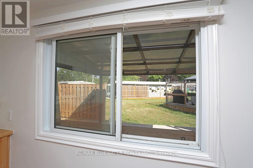 25 Maple Grove Court E, South Huron (Stephen), Ontario  N0M 1T0 - Photo 10 - X12294700