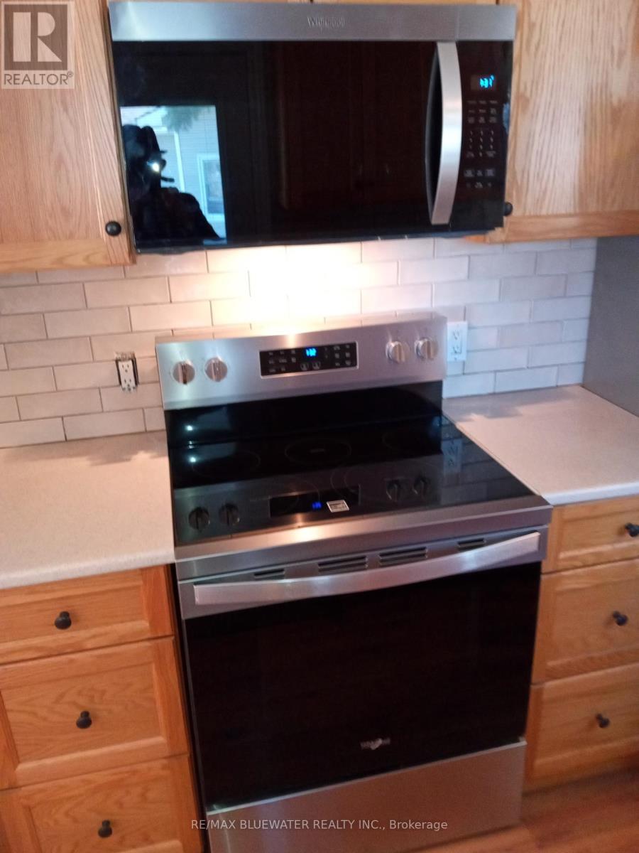 25 Maple Grove Court E, South Huron (Stephen), Ontario  N0M 1T0 - Photo 25 - X12294700