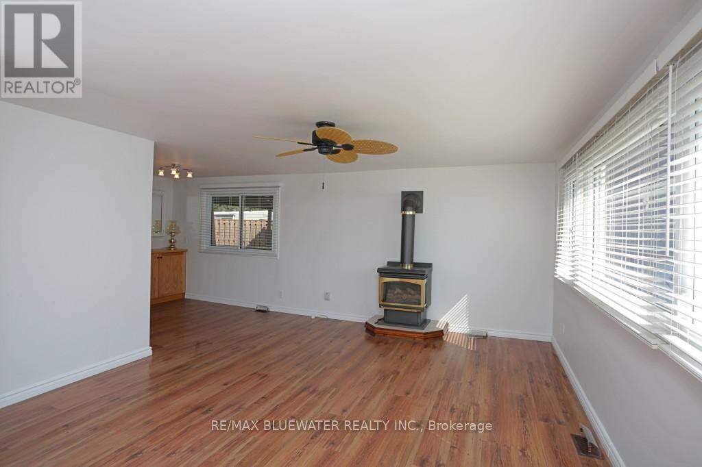 25 Maple Grove Court E, South Huron (Stephen), Ontario  N0M 1T0 - Photo 5 - X12294700