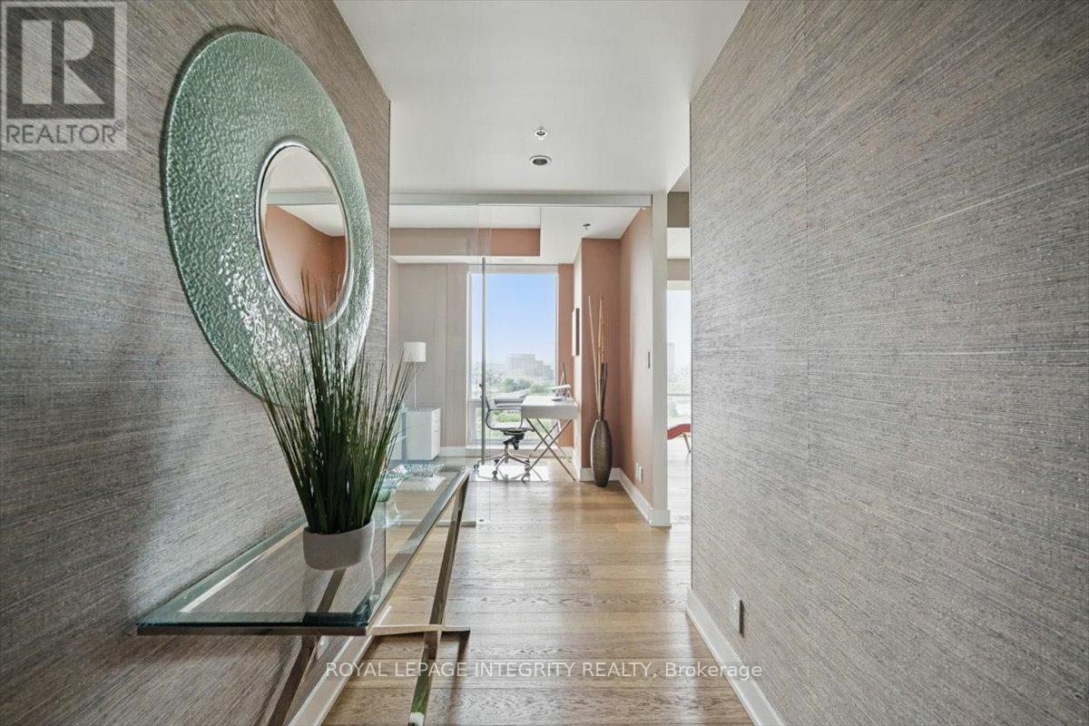 1006 - 428 Sparks Street, Ottawa, Ontario  K1R 0B3 - Photo 3 - X12358818
