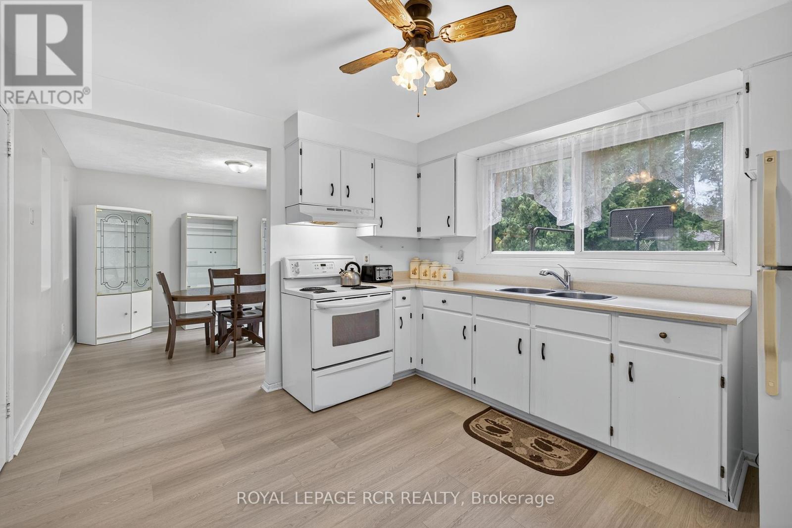 856 Magnolia Avenue, Newmarket (Huron Heights-Leslie Valley), Ontario  L3Y 3C7 - Photo 16 - N12358678