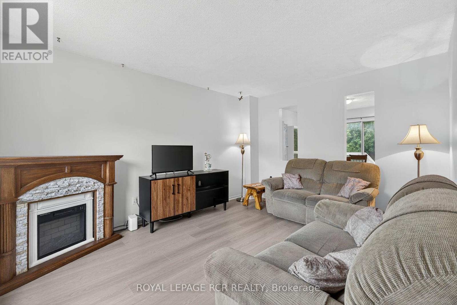 856 Magnolia Avenue, Newmarket (Huron Heights-Leslie Valley), Ontario  L3Y 3C7 - Photo 6 - N12358678