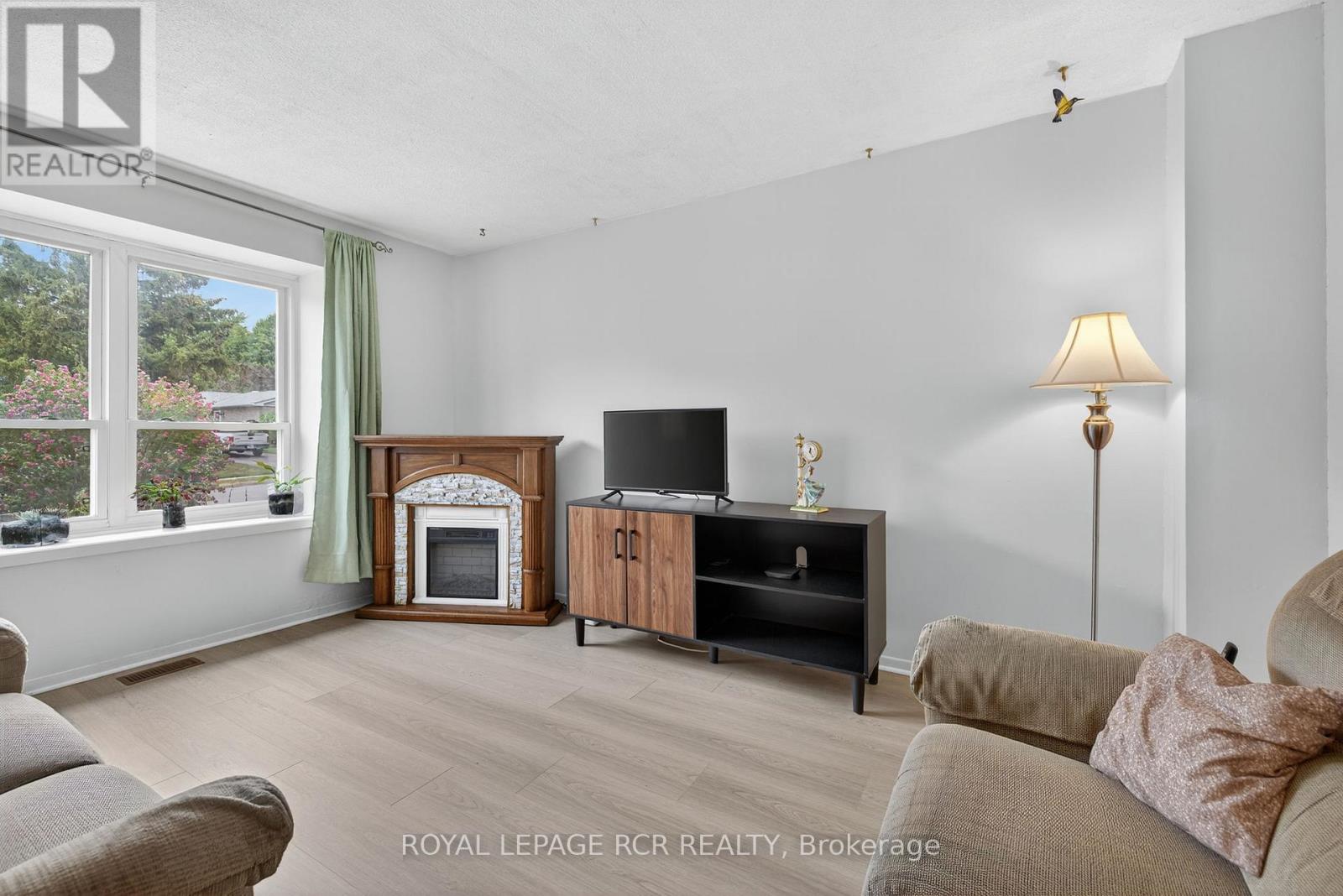 856 Magnolia Avenue, Newmarket (Huron Heights-Leslie Valley), Ontario  L3Y 3C7 - Photo 8 - N12358678