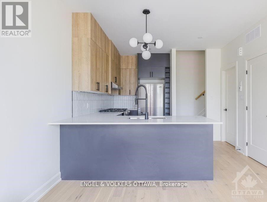 A - 136 Carillon Street, Ottawa, Ontario  K1L 5Y3 - Photo 4 - X12358907