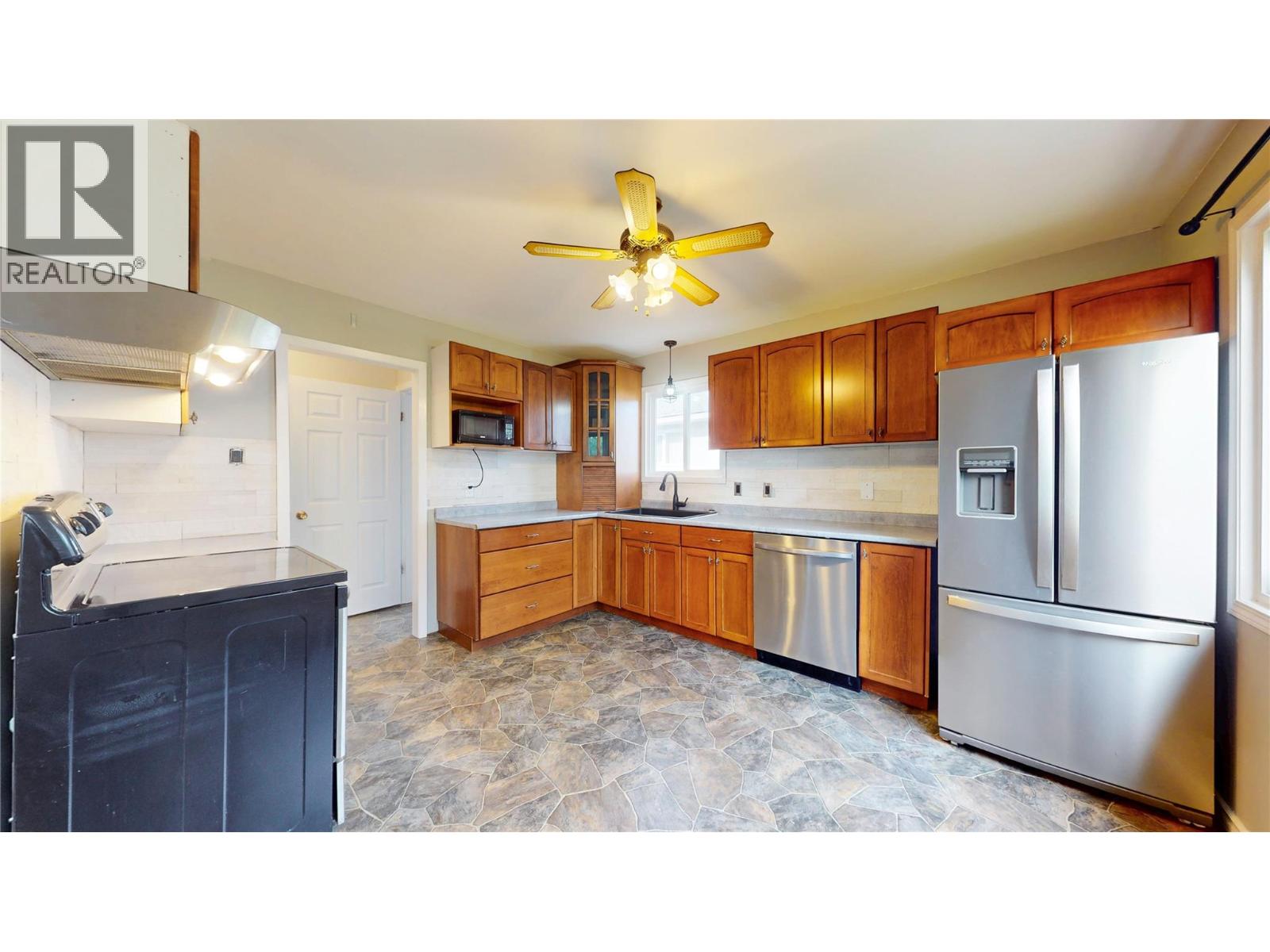 1905 2nd  S Street, Cranbrook, British Columbia  V1C 1C6 - Photo 3 - 10360239