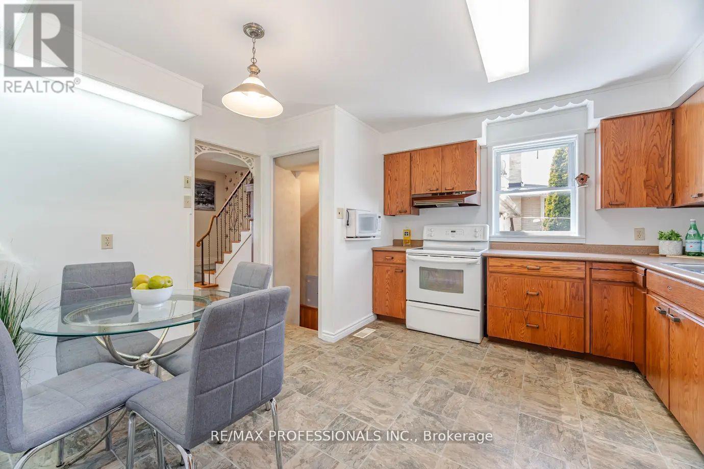77 Bedford Park Avenue, Richmond Hill, Ontario  L4C 2N9 - Photo 11 - N12289422