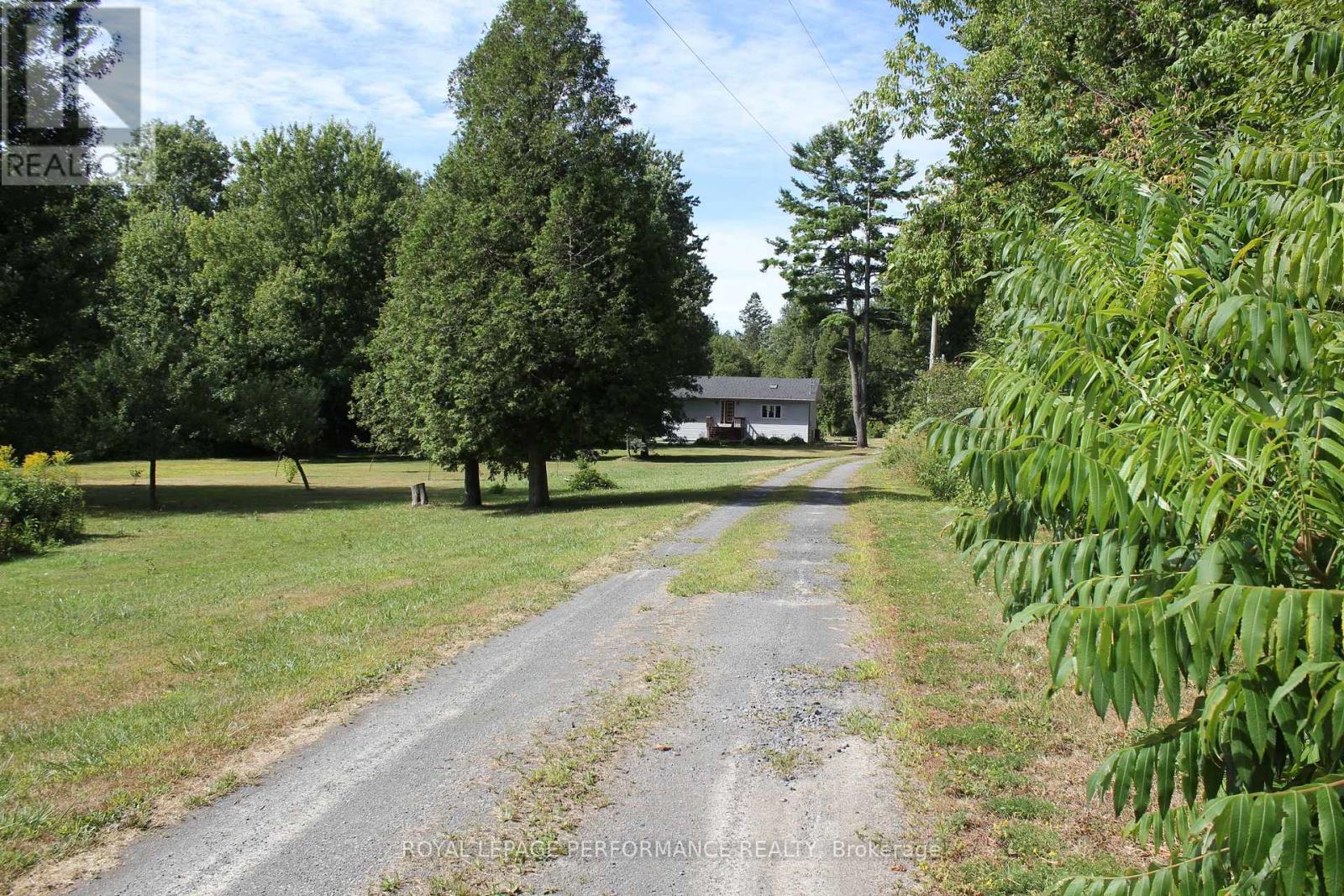 4692 O'keefe Road, South Stormont, Ontario  K0C 2A0 - Photo 4 - X12358897