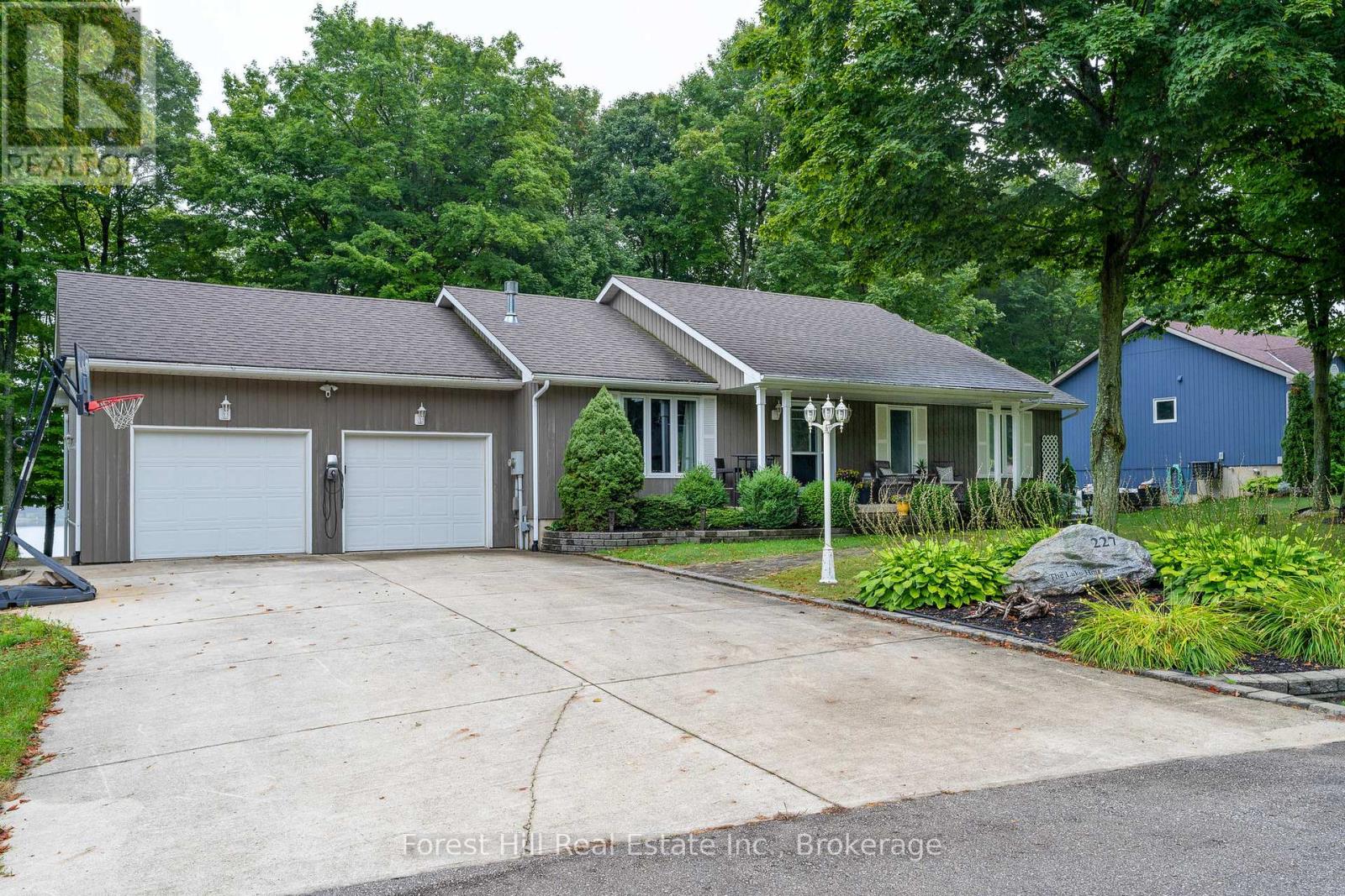 227 Peters Crescent, Grey Highlands, Ontario  N0C 1E0 - Photo 5 - X12357280