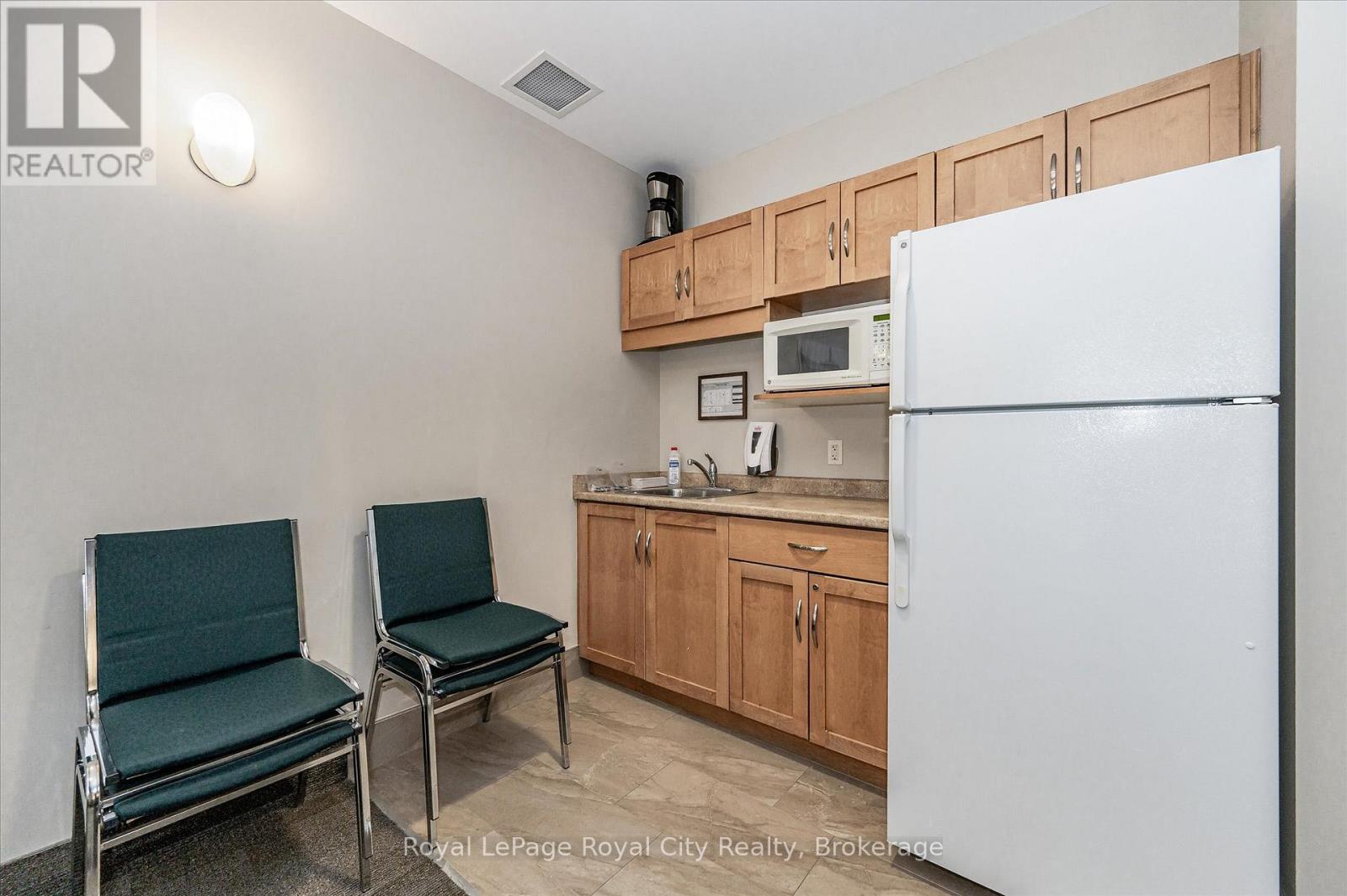 118 - 165 Duke Street E, Kitchener, Ontario  N2H 6T8 - Photo 29 - X12358933