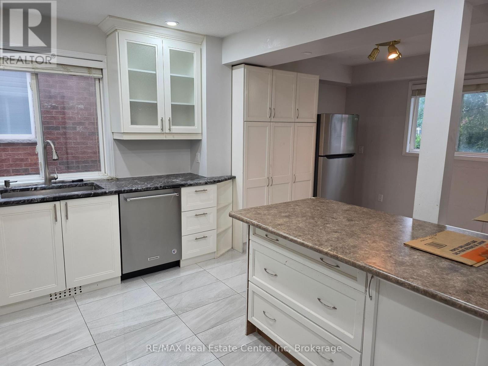 15 Bard Boulevard, Guelph, Ontario  N1L 1S9 - Photo 5 - X12359023