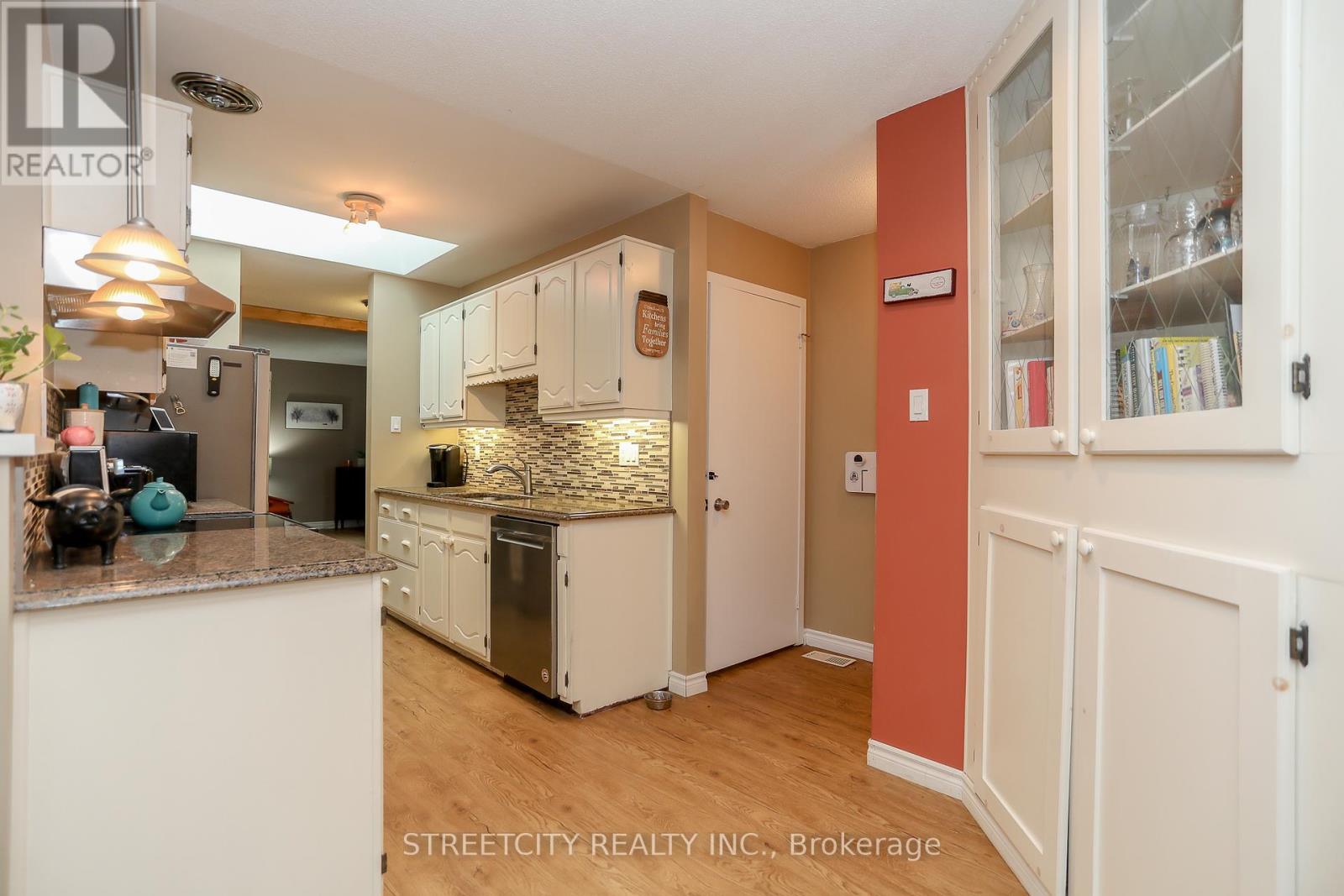 9 Cottonwood Crescent Sw, London North, Ontario  N6G 2Y7 - Photo 16 - X12330033