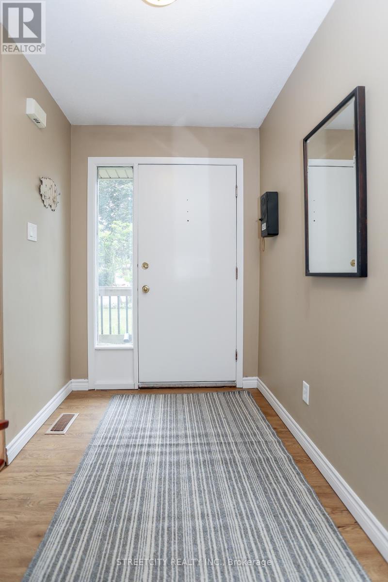 9 Cottonwood Crescent Sw, London North, Ontario  N6G 2Y7 - Photo 6 - X12330033