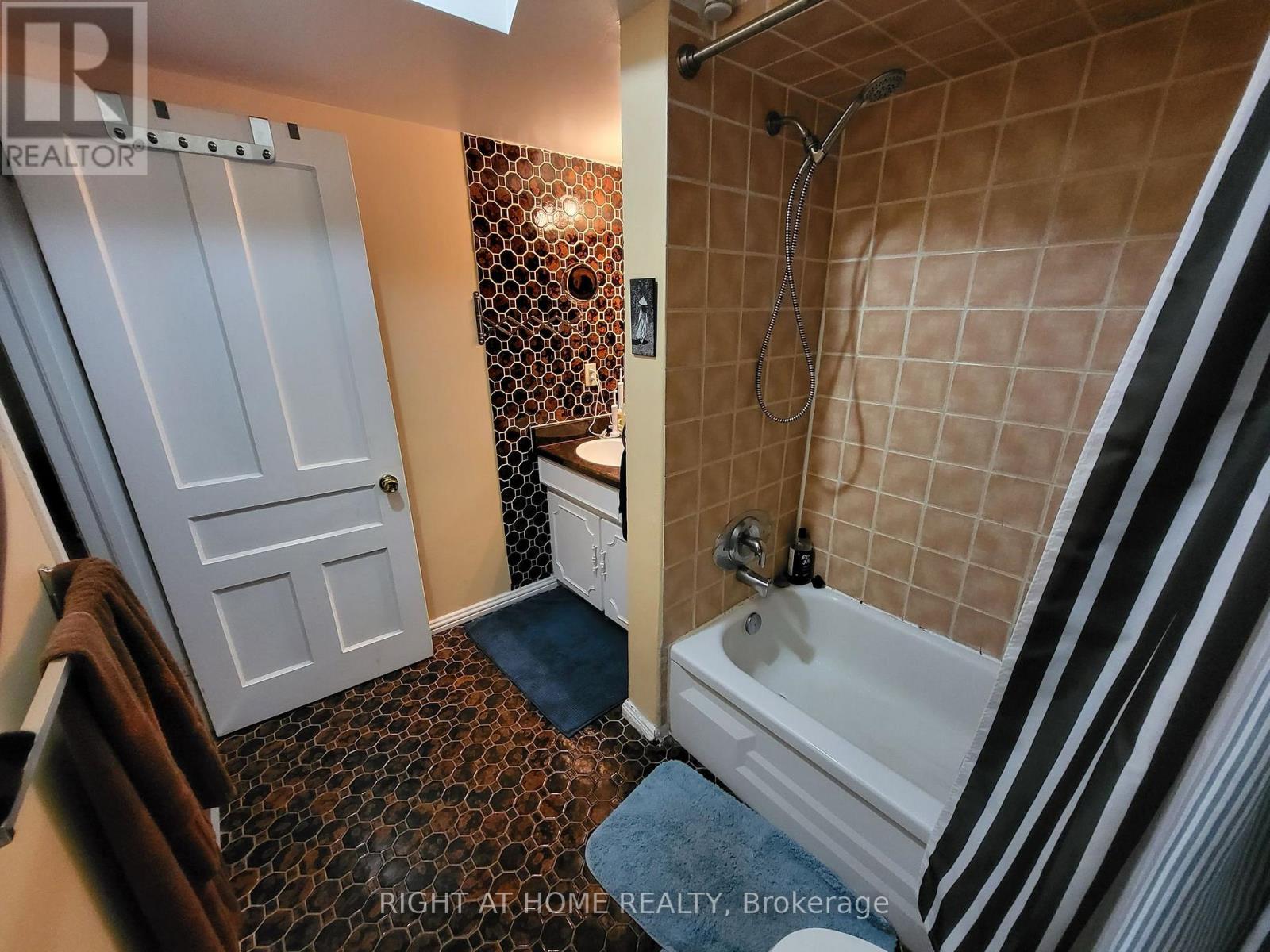 #1 - 2123 Lawrence Avenue W, Toronto, Ontario  M9M 1H7 - Photo 10 - W12358990
