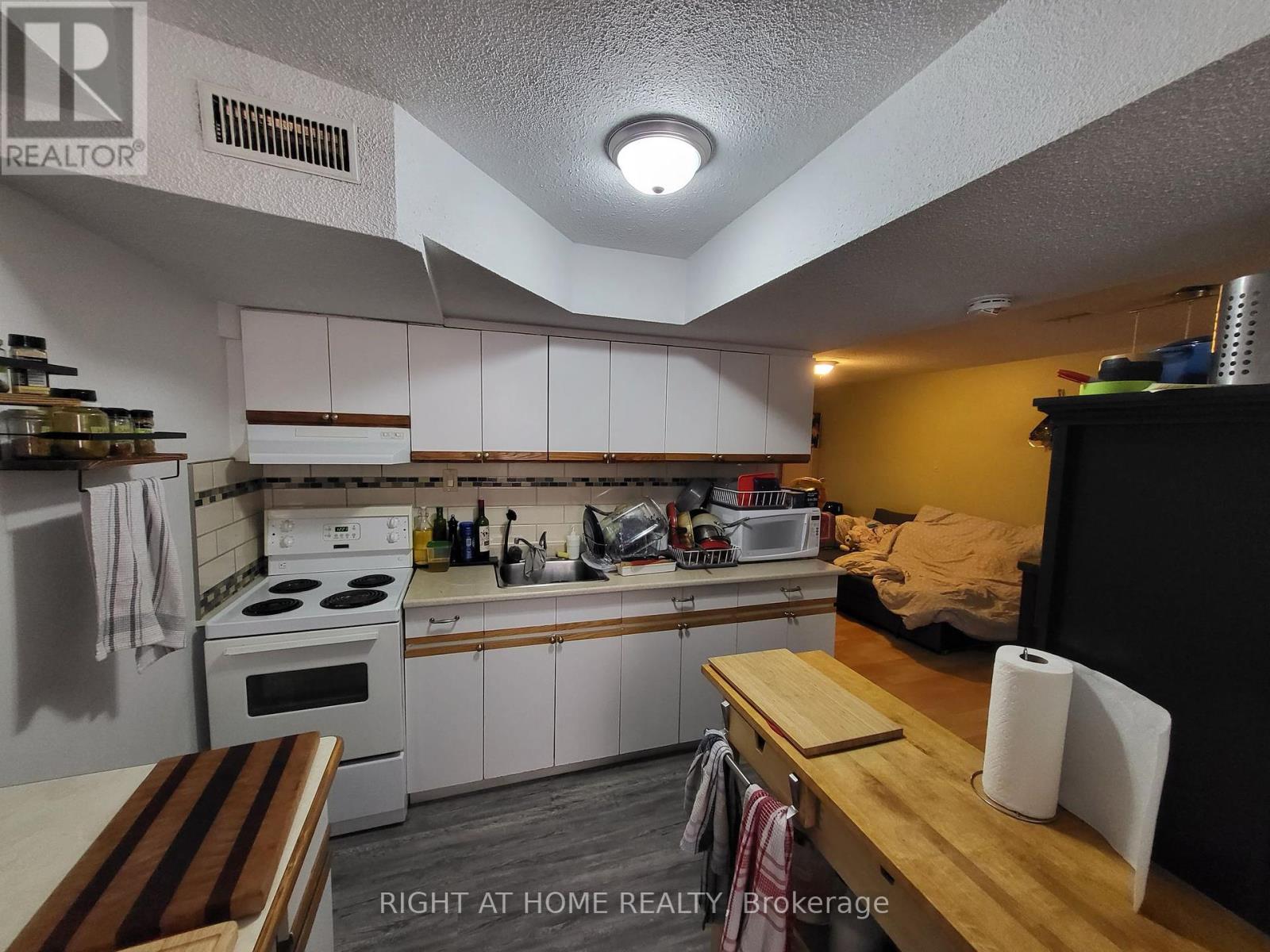 #1 - 2123 Lawrence Avenue W, Toronto, Ontario  M9M 1H7 - Photo 15 - W12358990