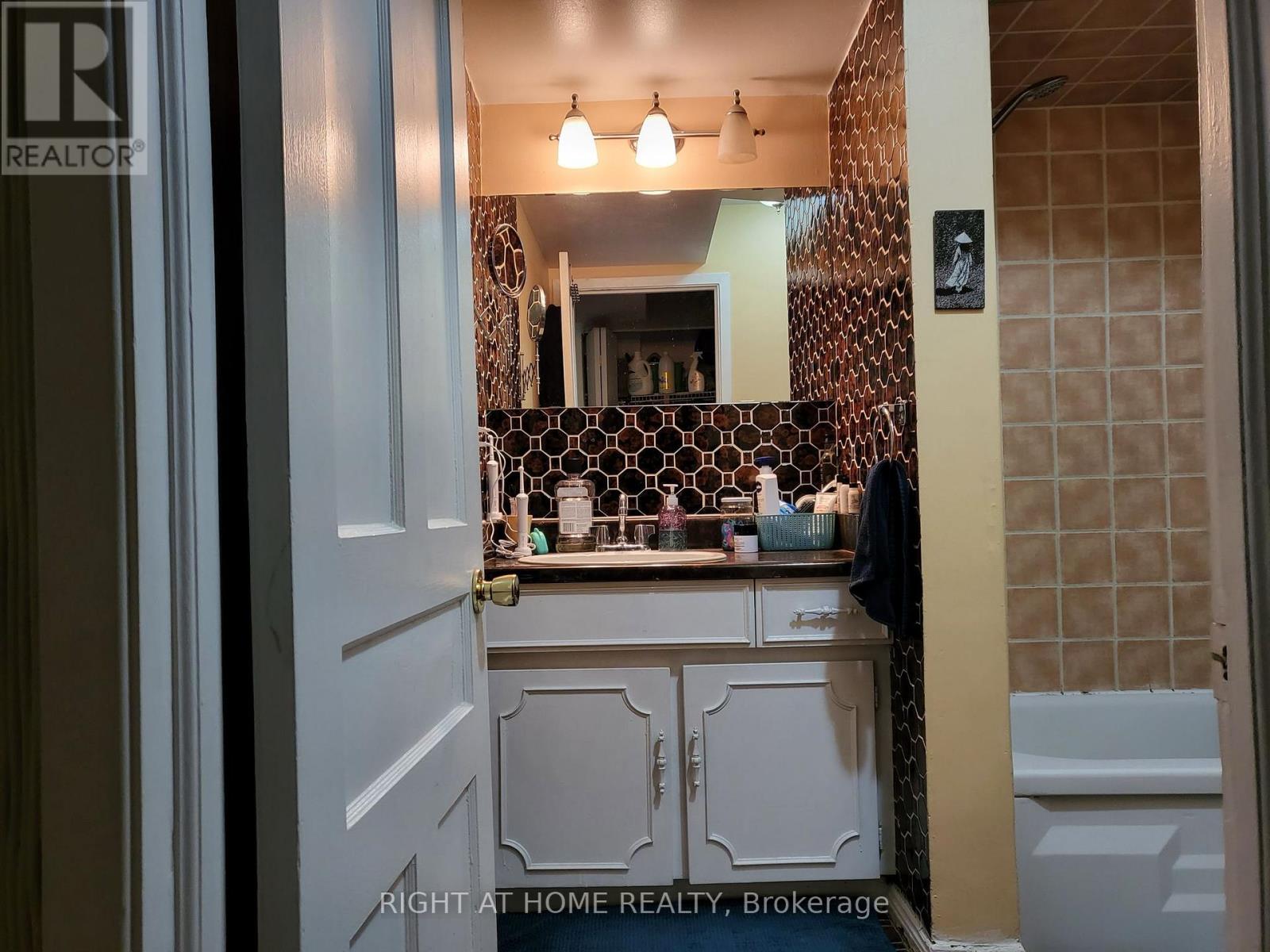 #1 - 2123 Lawrence Avenue W, Toronto, Ontario  M9M 1H7 - Photo 18 - W12358990