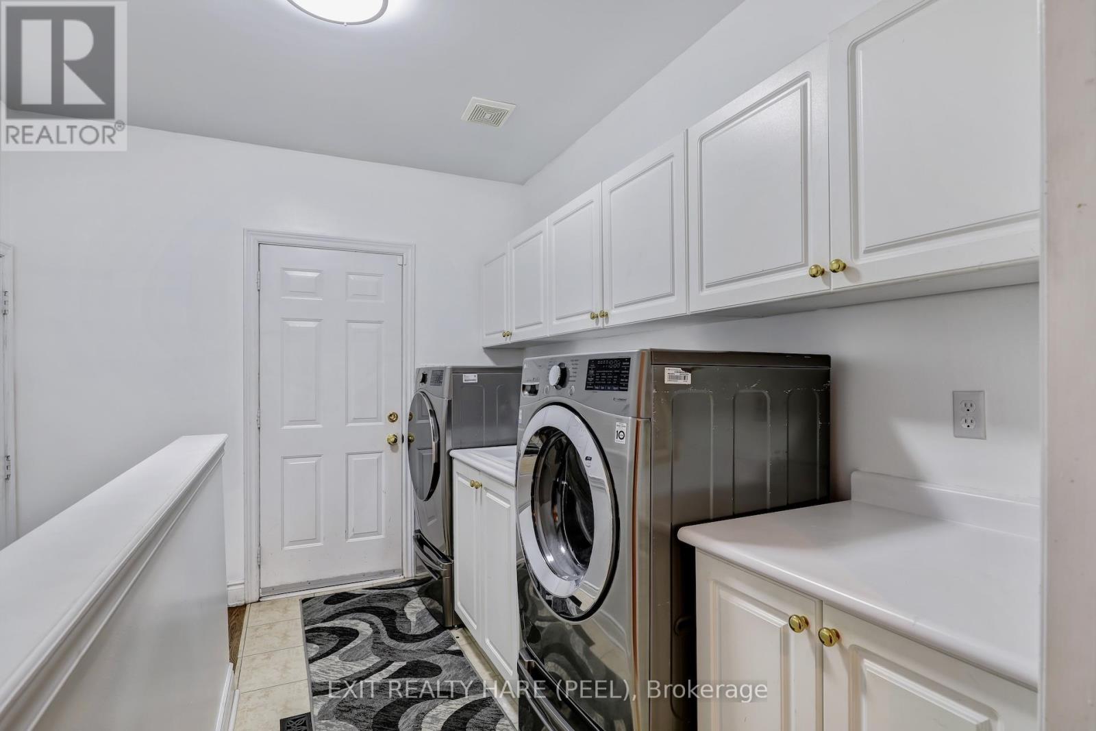 23 Fontainebleu Road, Brampton, Ontario  L6P 1Z1 - Photo 11 - W12359054