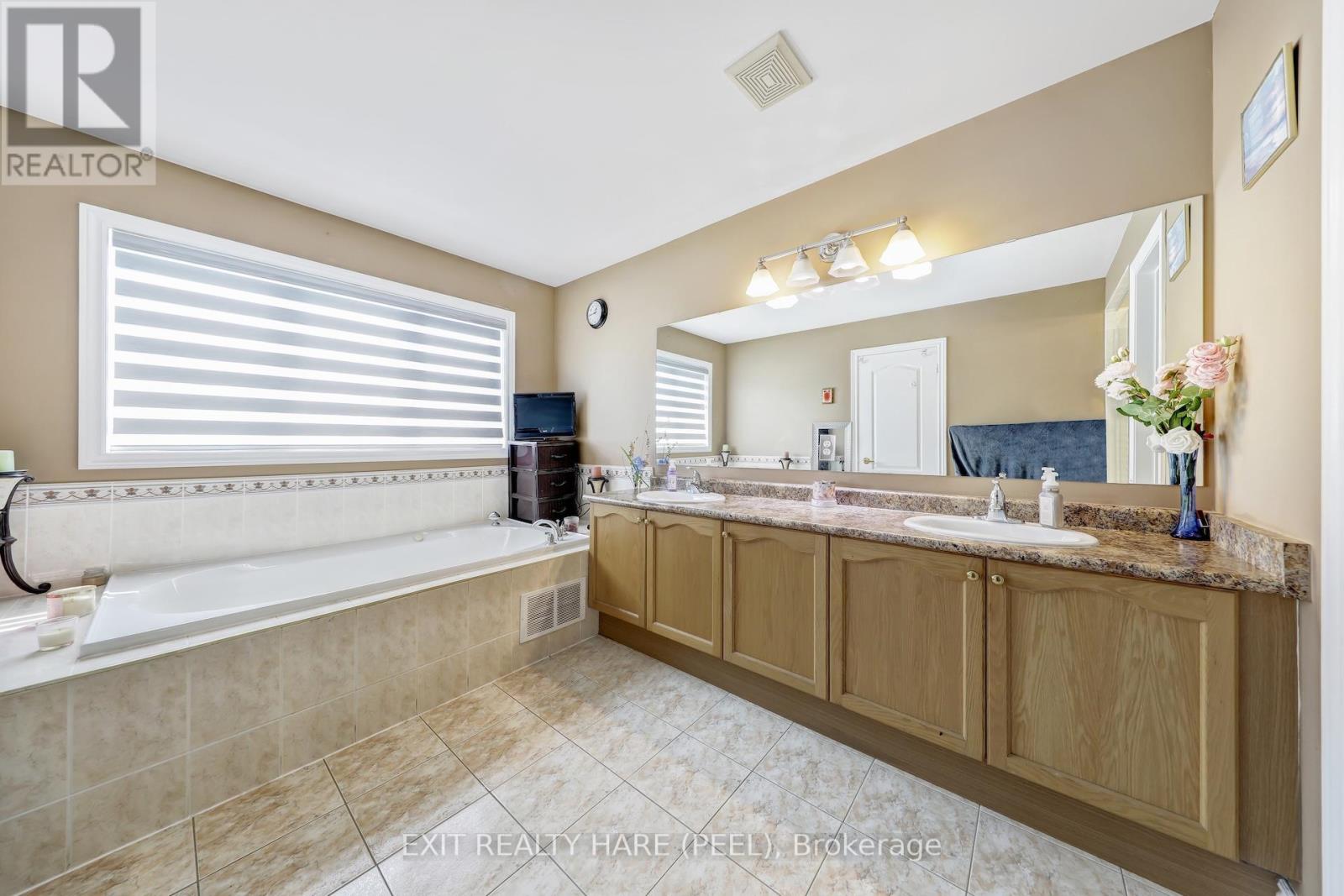 23 Fontainebleu Road, Brampton, Ontario  L6P 1Z1 - Photo 36 - W12359054