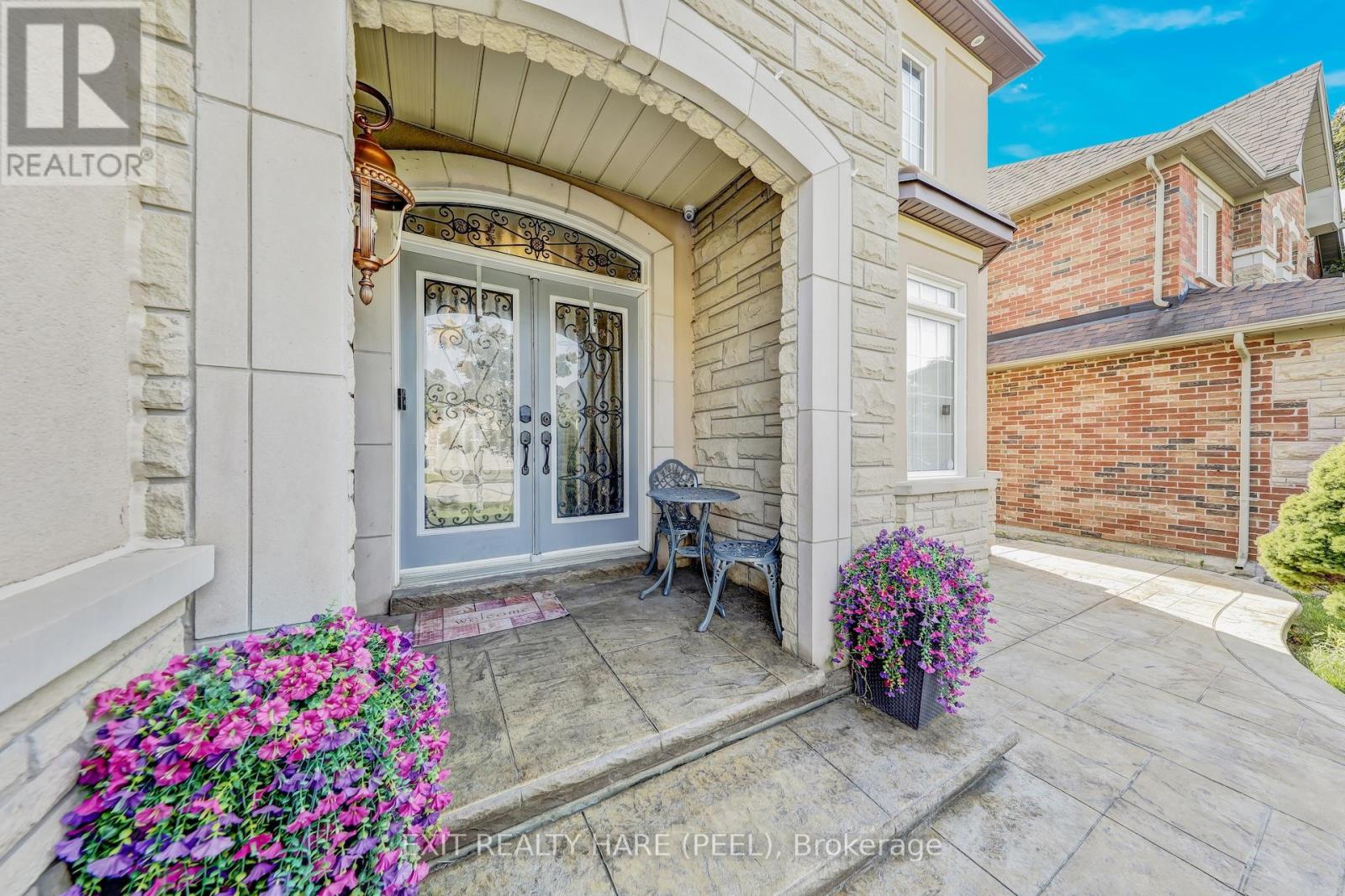 23 Fontainebleu Road, Brampton, Ontario  L6P 1Z1 - Photo 6 - W12359054