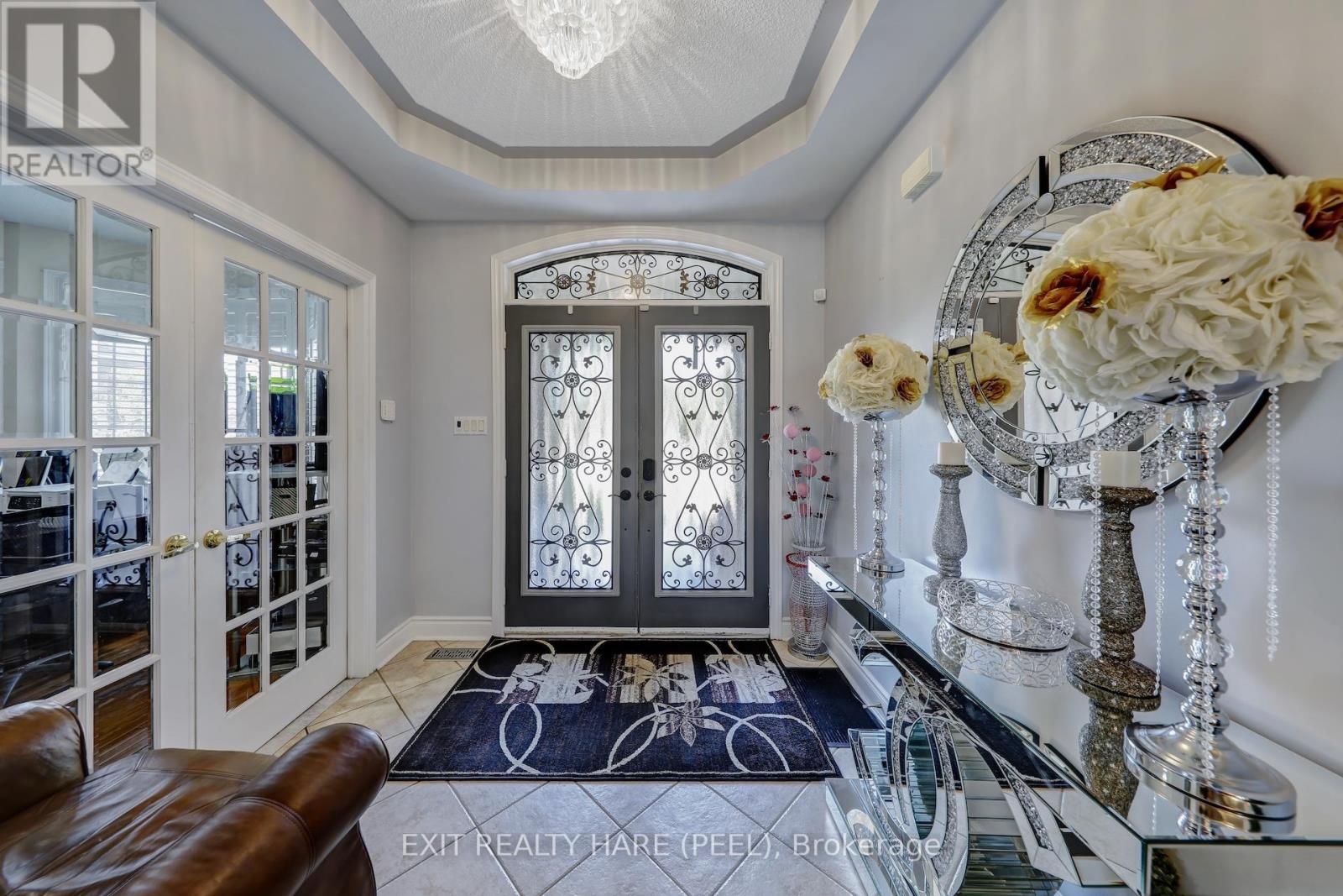 23 Fontainebleu Road, Brampton, Ontario  L6P 1Z1 - Photo 7 - W12359054