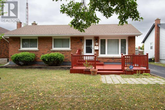 35 Parkdale Drive, Thorold, Ontario  L2V 2N5 - Photo 1 - X12358923