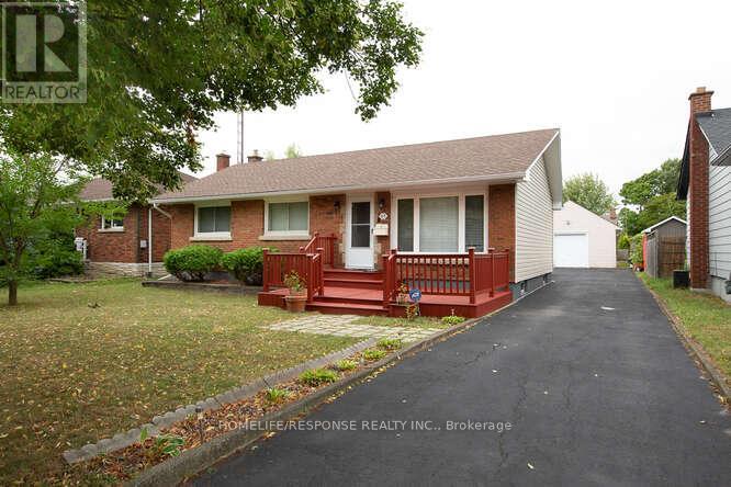 35 Parkdale Drive, Thorold, Ontario  L2V 2N5 - Photo 2 - X12358923