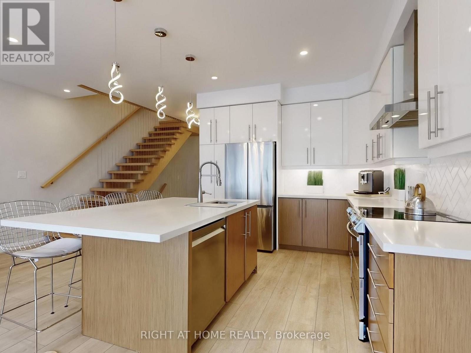 30 - 35 Midhurst Heights, Hamilton, Ontario  L8J 0K9 - Photo 12 - X12359076