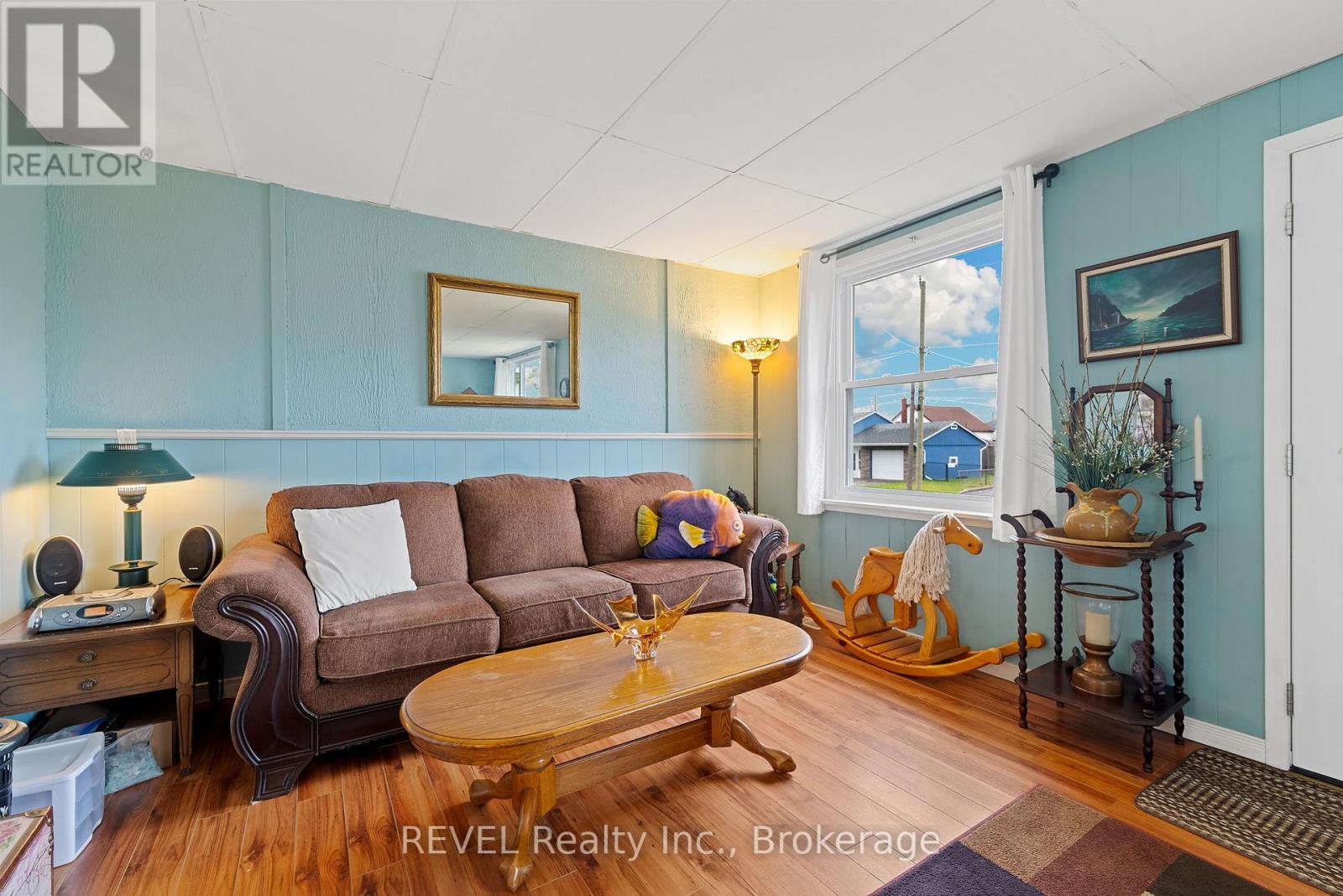 42 Douglas Street, Fort Erie, Ontario  L2A 3W5 - Photo 10 - X12359090