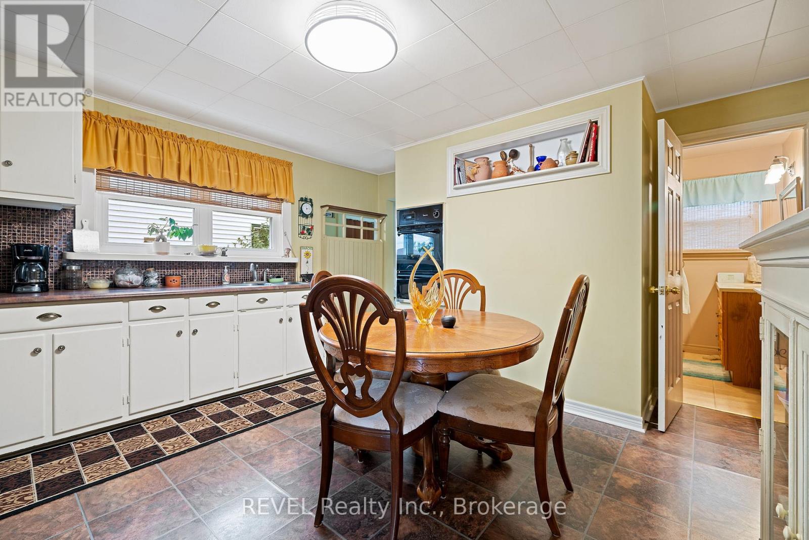 42 Douglas Street, Fort Erie, Ontario  L2A 3W5 - Photo 12 - X12359090